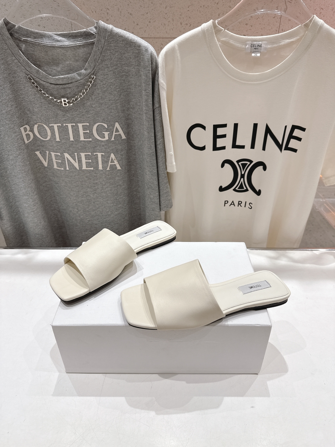 高版本出厂
 小众潮物❤️Toteme 2025ss新款平底拖鞋！正品购入打版开发.#.版型绝美～
不挑