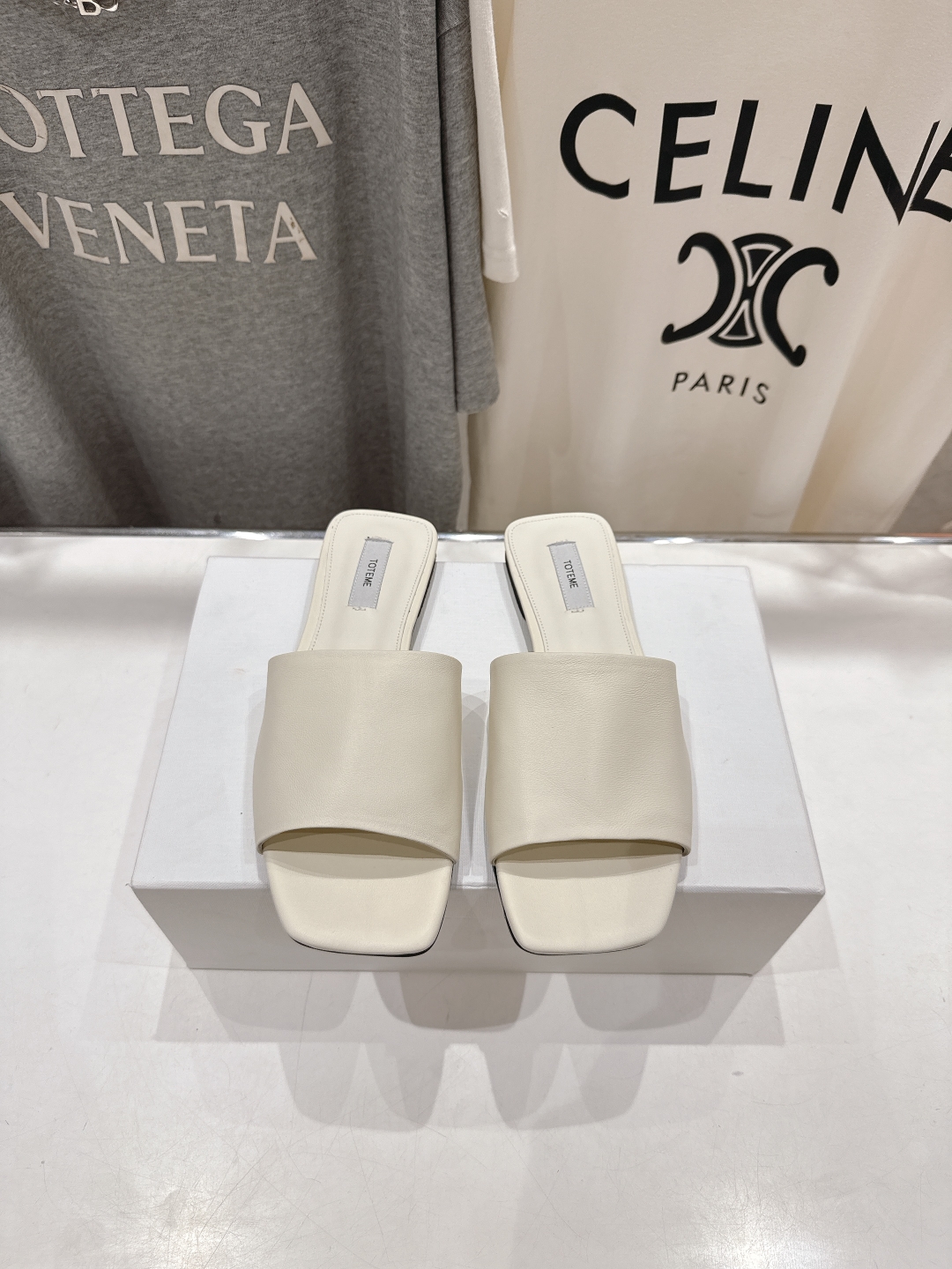 高版本出厂
 小众潮物❤️Toteme 2025ss新款平底拖鞋！正品购入打版开发.#.版型绝美～
不挑