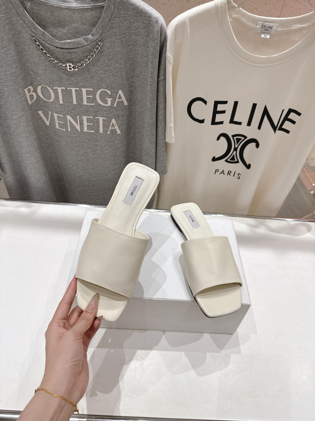 高版本出厂
 小众潮物❤️Toteme 2025ss新款平底拖鞋！正品购入打版开发.#.版型绝美～
不挑