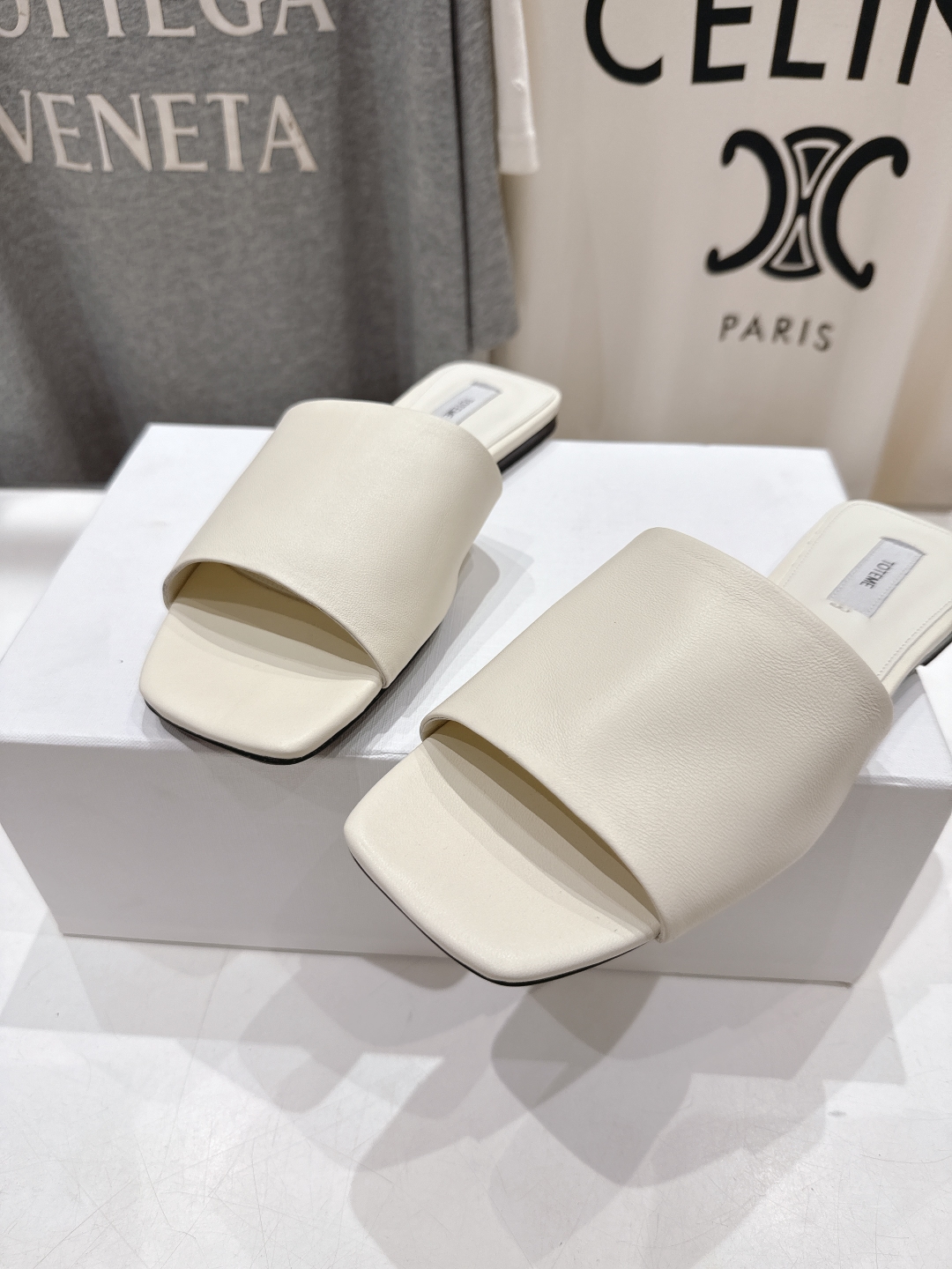 高版本出厂
 小众潮物❤️Toteme 2025ss新款平底拖鞋！正品购入打版开发.#.版型绝美～
不挑