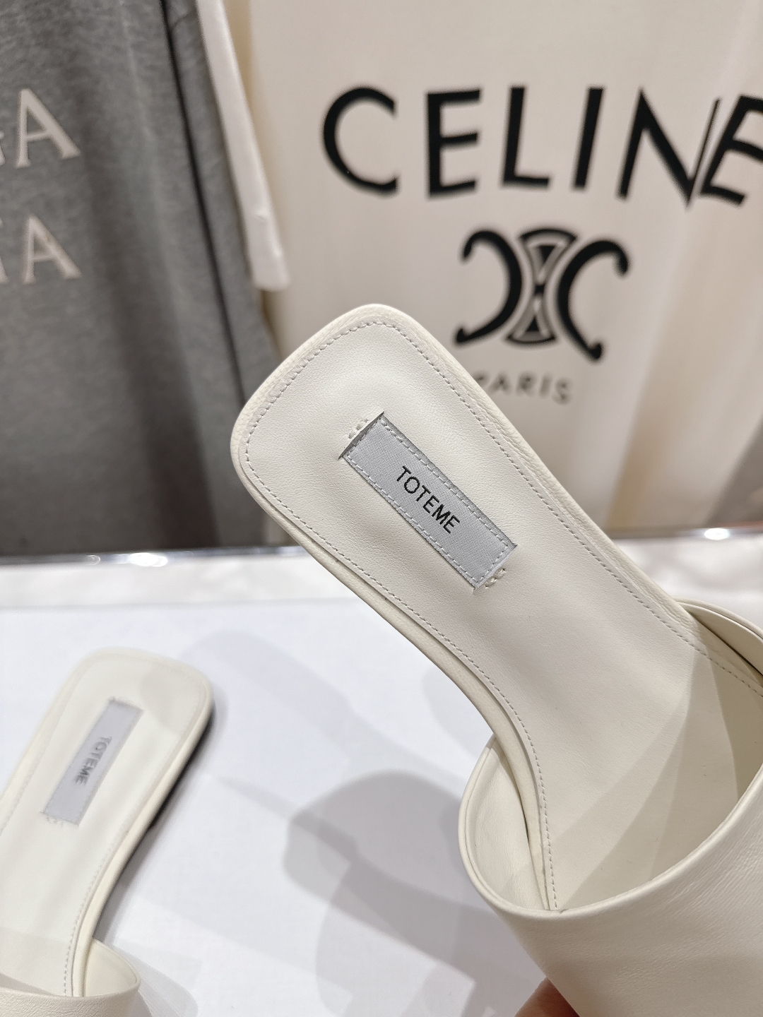高版本出厂
 小众潮物❤️Toteme 2025ss新款平底拖鞋！正品购入打版开发.#.版型绝美～
不挑