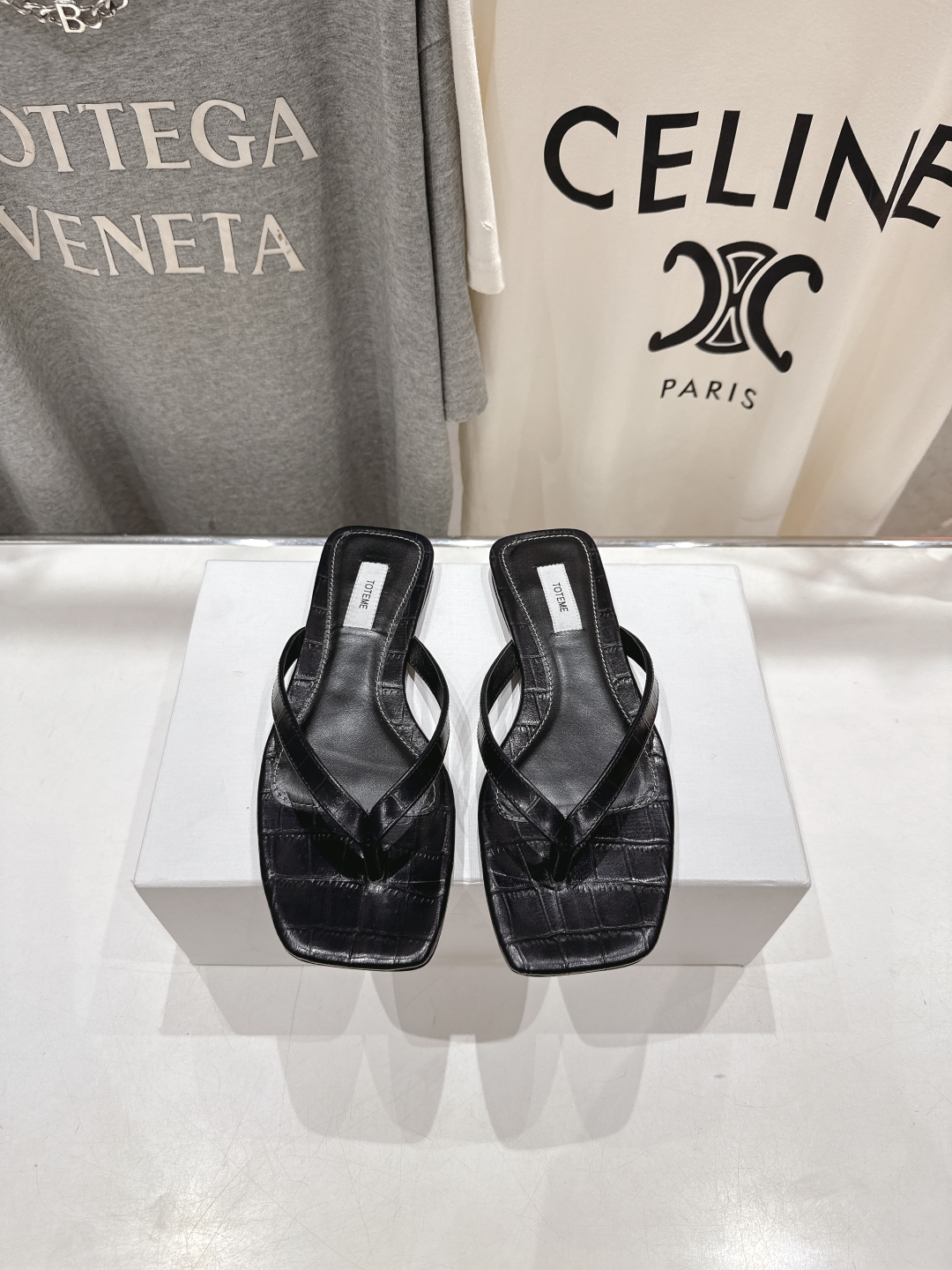 高版本出厂
 小众潮物❤️Toteme 2025ss新款平底夹脚拖鞋！正品购入打版开发.#.版型绝美～
