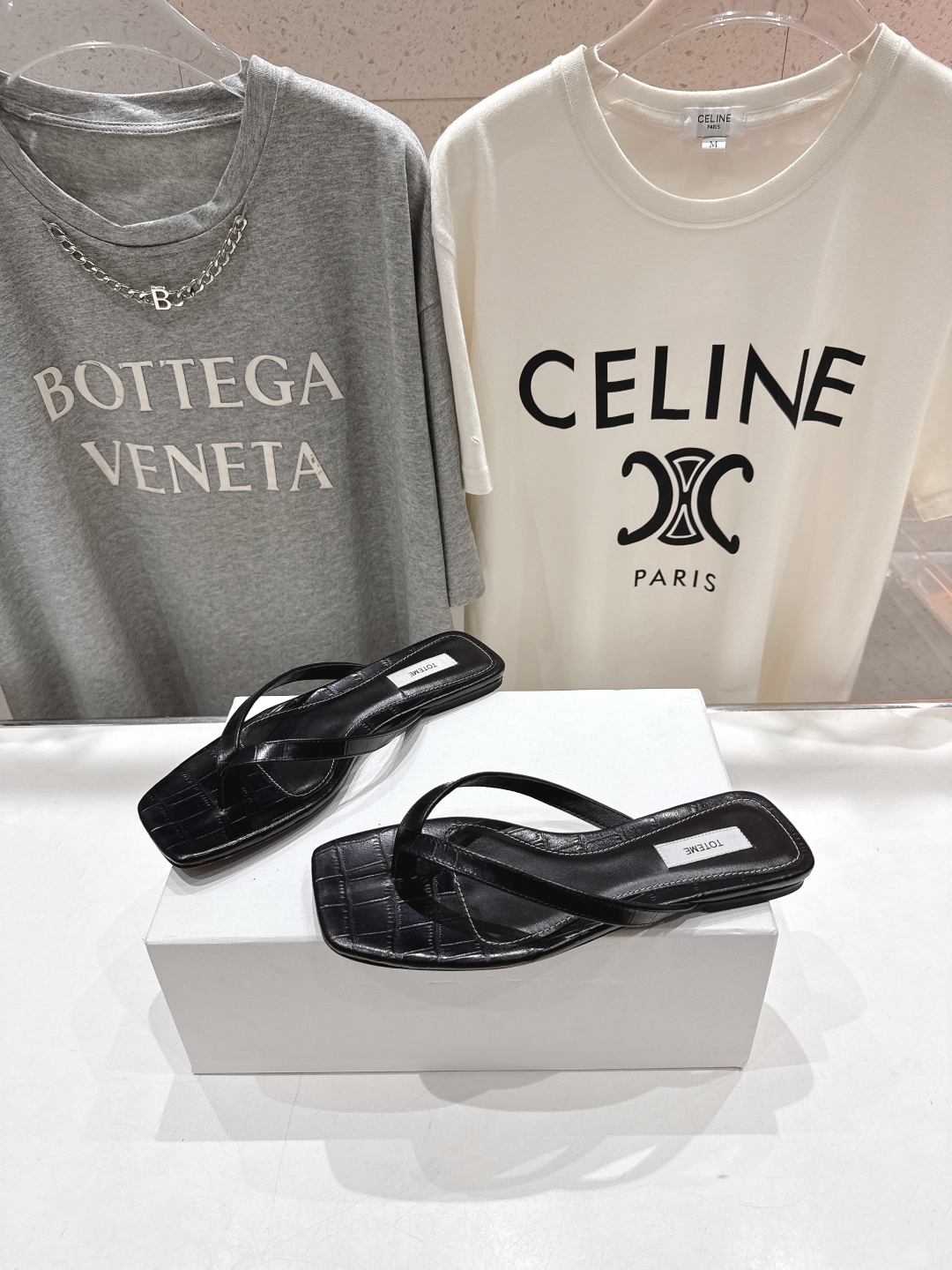 高版本出厂
 小众潮物❤️Toteme 2025ss新款平底夹脚拖鞋！正品购入打版开发.#.版型绝美～
