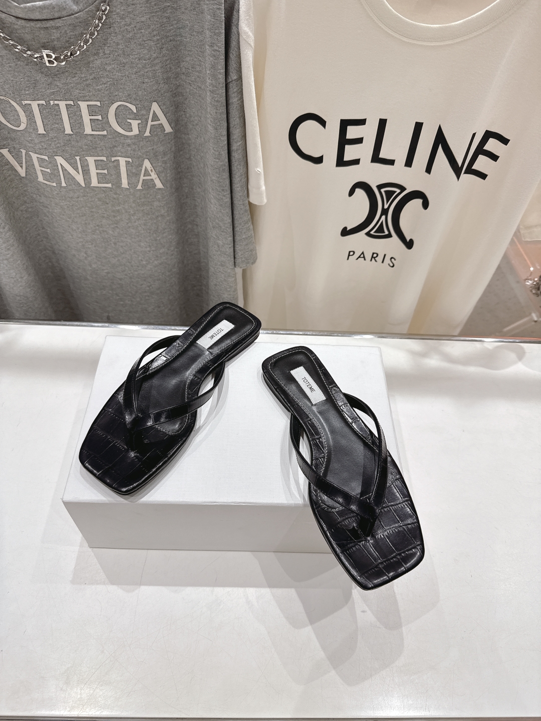 高版本出厂
 小众潮物❤️Toteme 2025ss新款平底夹脚拖鞋！正品购入打版开发.#.版型绝美～
