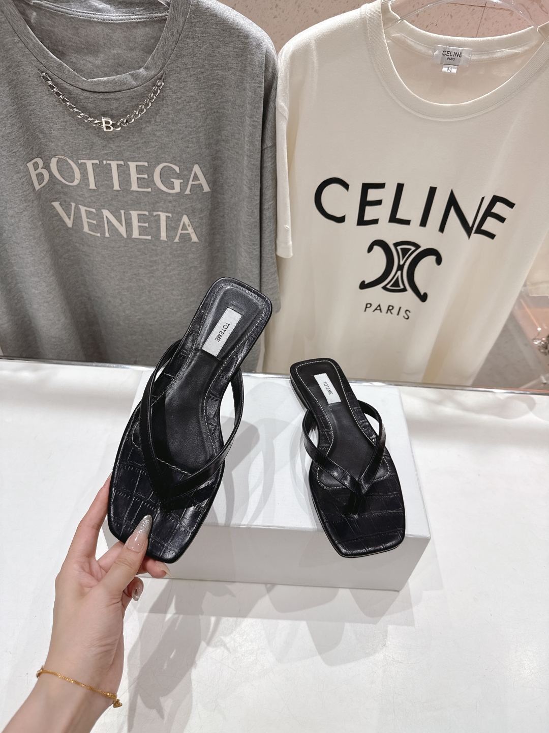 高版本出厂
 小众潮物❤️Toteme 2025ss新款平底夹脚拖鞋！正品购入打版开发.#.版型绝美～
