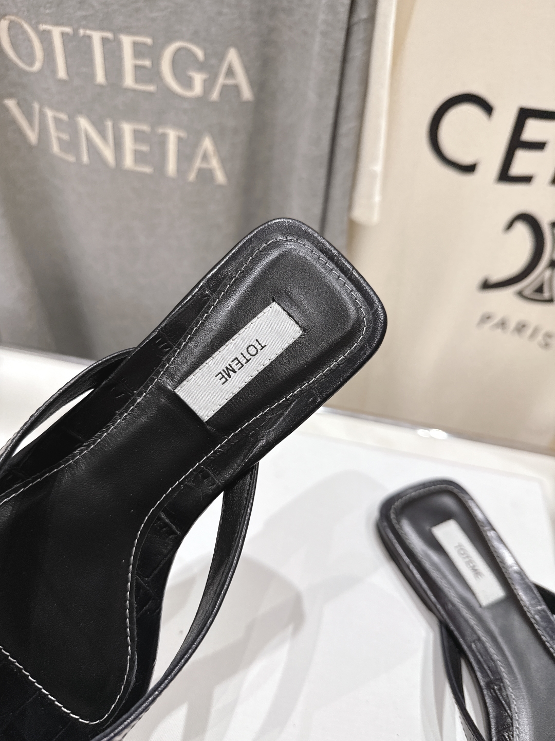高版本出厂
 小众潮物❤️Toteme 2025ss新款平底夹脚拖鞋！正品购入打版开发.#.版型绝美～
