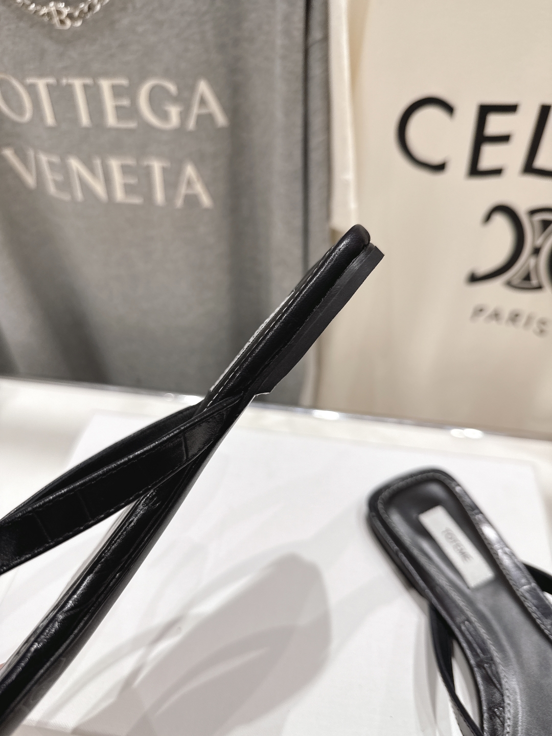 高版本出厂
 小众潮物❤️Toteme 2025ss新款平底夹脚拖鞋！正品购入打版开发.#.版型绝美～
