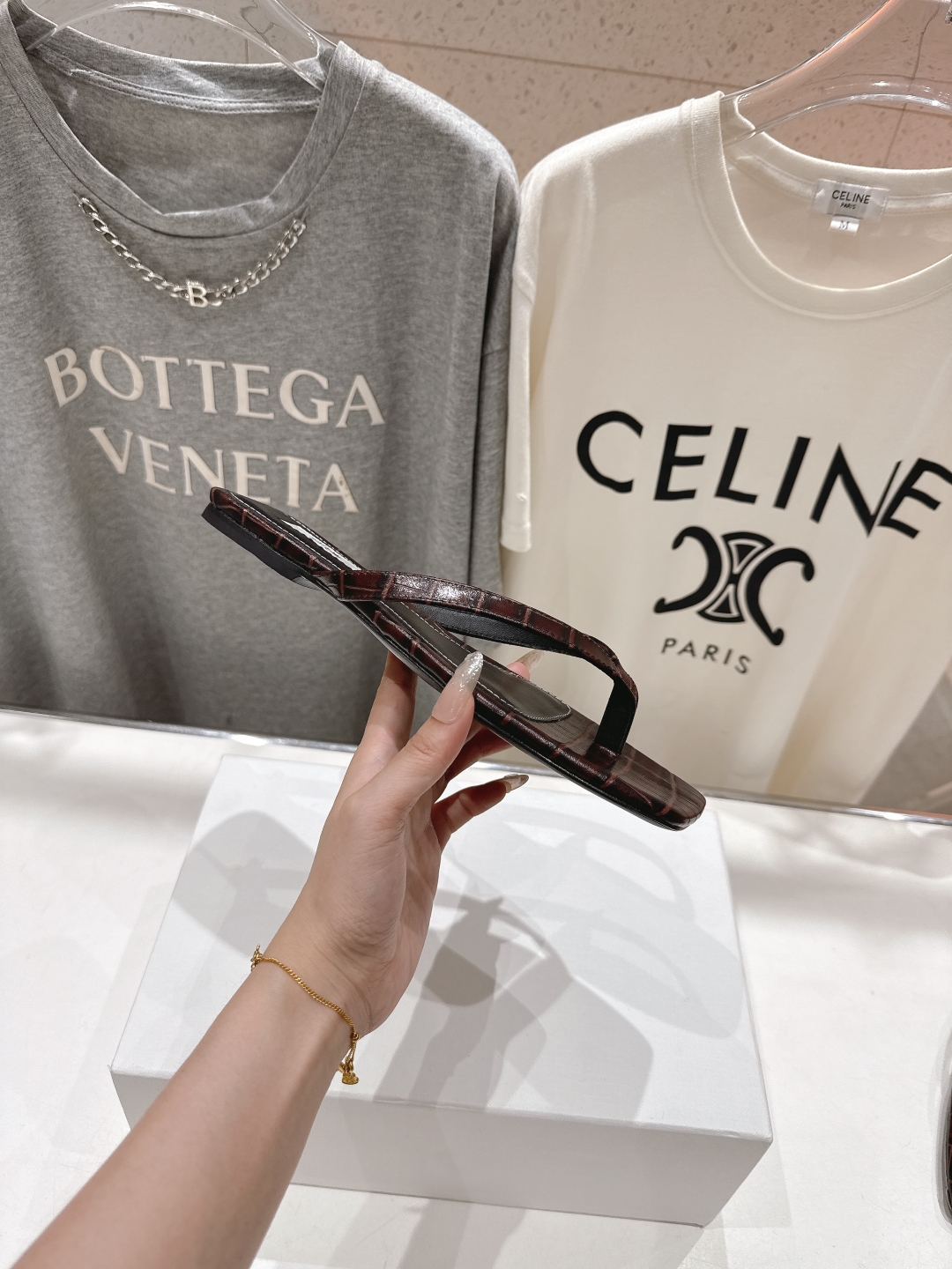 高版本出厂
 小众潮物❤️Toteme 2025ss新款平底夹脚拖鞋！正品购入打版开发.#.版型绝美～
