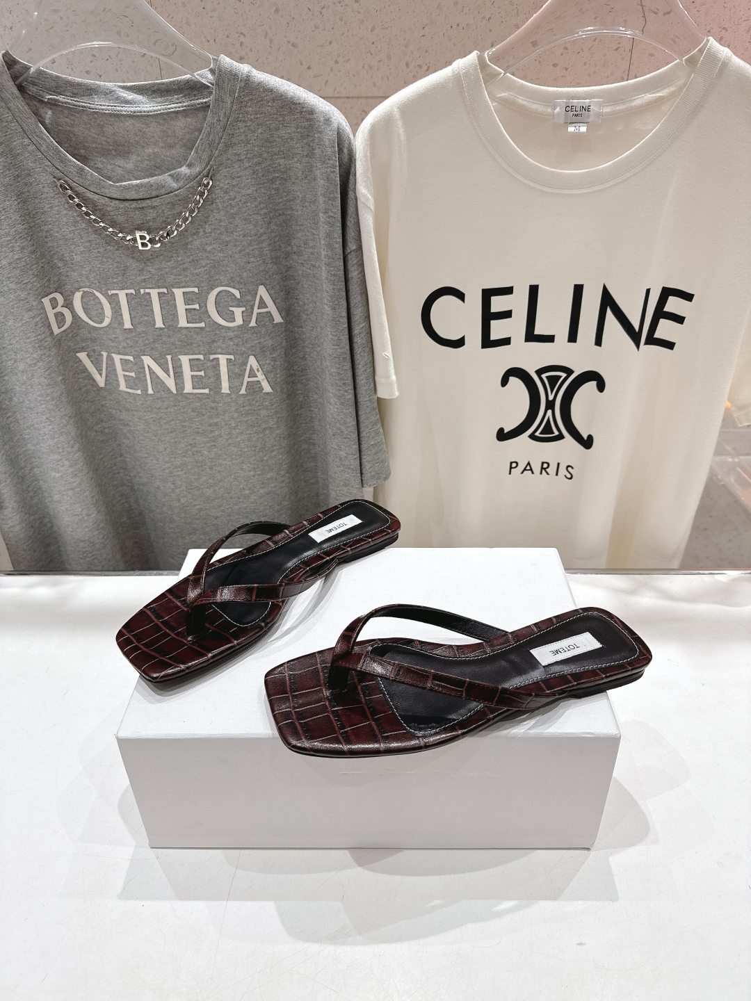 高版本出厂
 小众潮物❤️Toteme 2025ss新款平底夹脚拖鞋！正品购入打版开发.#.版型绝美～
