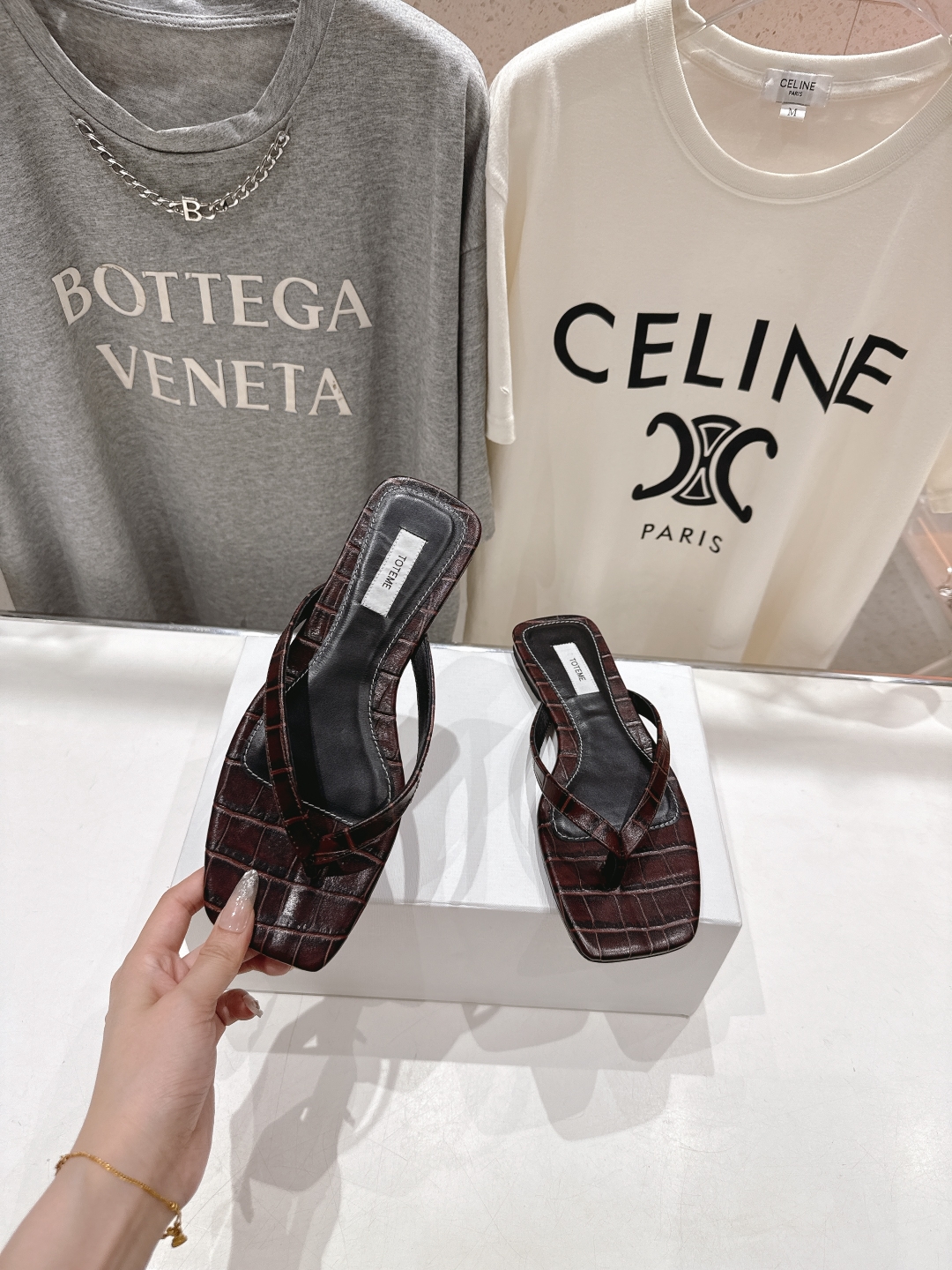 高版本出厂
 小众潮物❤️Toteme 2025ss新款平底夹脚拖鞋！正品购入打版开发.#.版型绝美～
