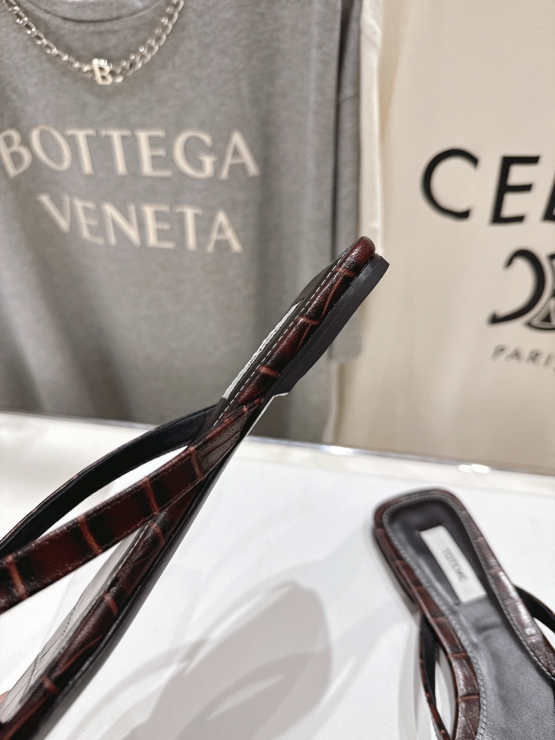 高版本出厂
 小众潮物❤️Toteme 2025ss新款平底夹脚拖鞋！正品购入打版开发.#.版型绝美～
