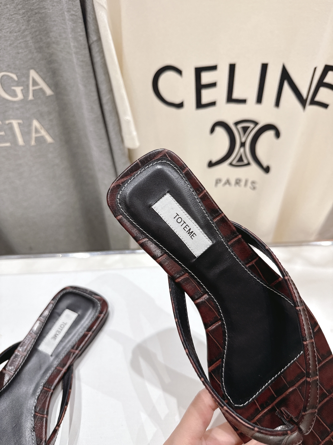 高版本出厂
 小众潮物❤️Toteme 2025ss新款平底夹脚拖鞋！正品购入打版开发.#.版型绝美～
