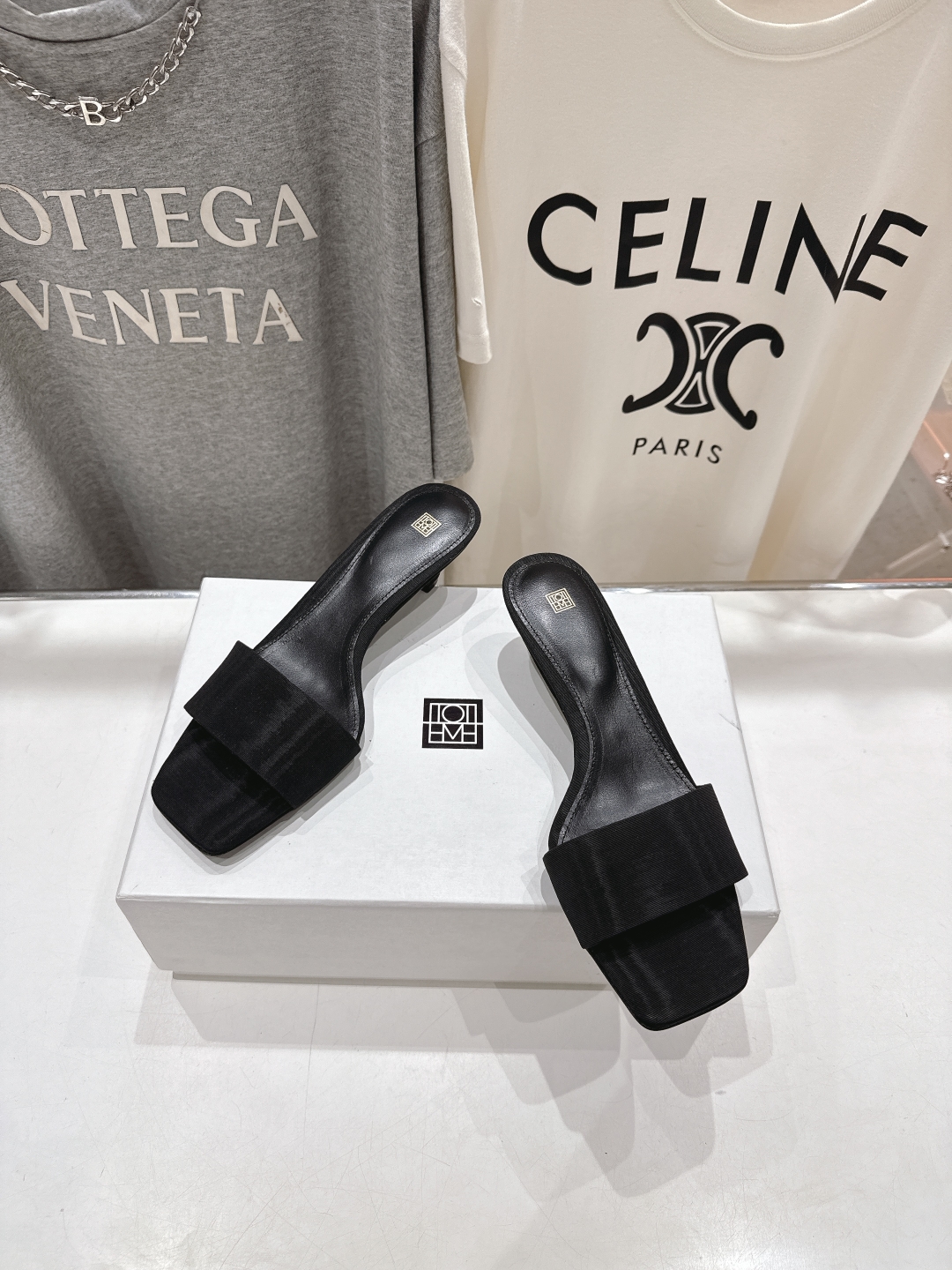高版本出厂
 小众潮物❤️Toteme 2025ss新款小高跟拖鞋！正品购入打版开发.#.版型绝美～
不