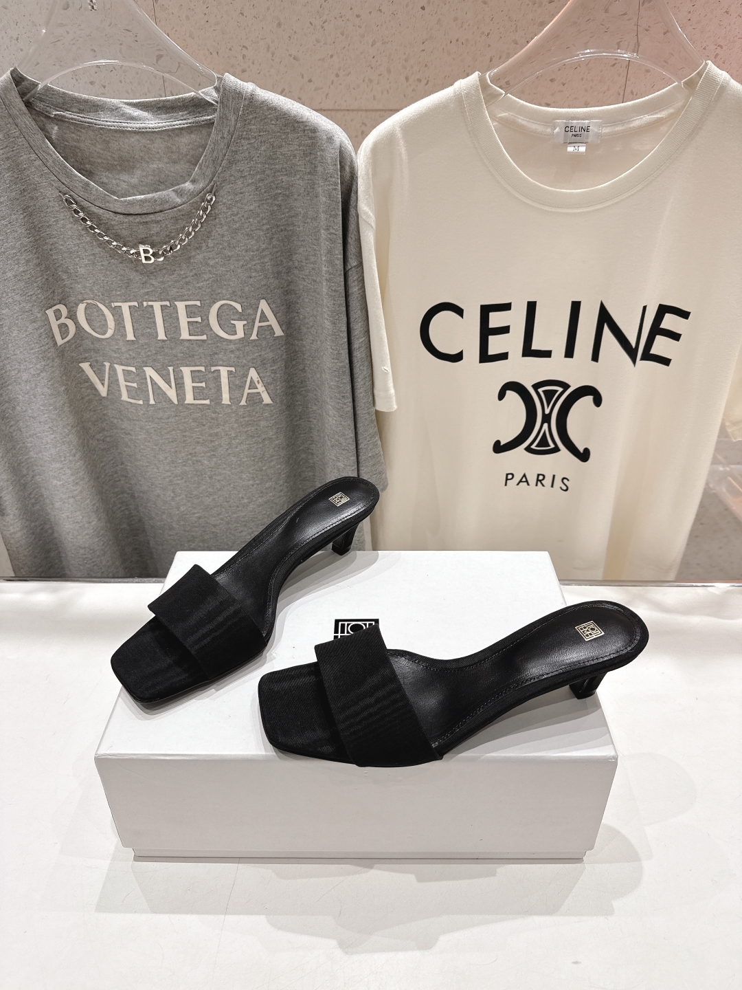 高版本出厂
 小众潮物❤️Toteme 2025ss新款小高跟拖鞋！正品购入打版开发.#.版型绝美～
不
