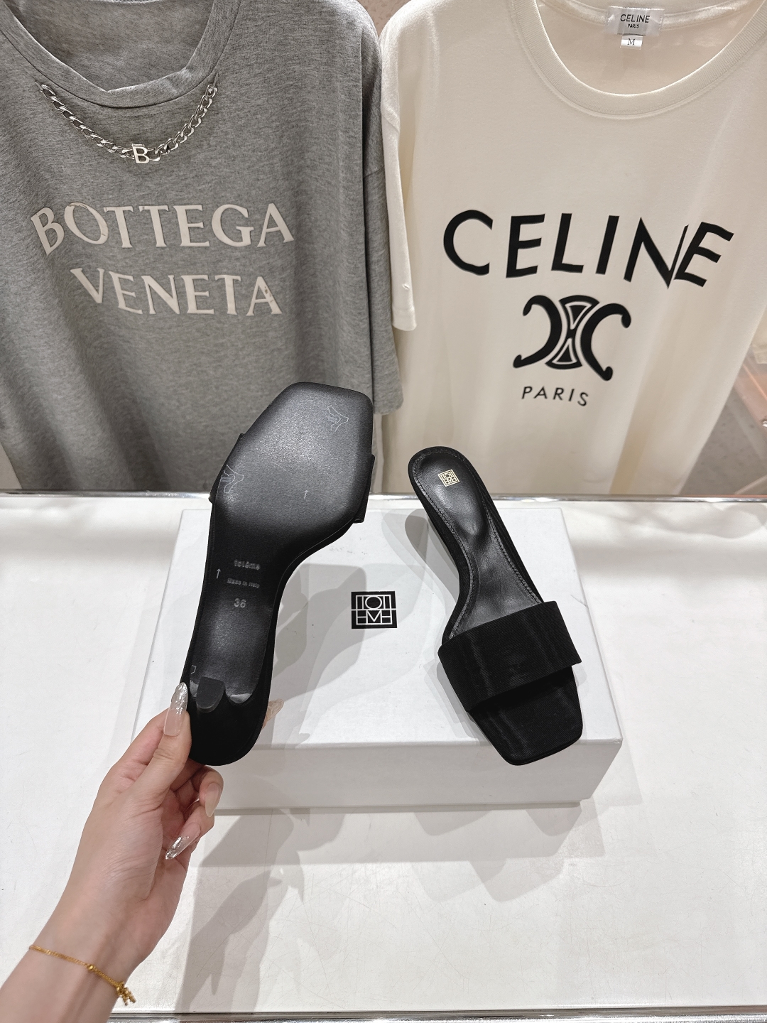高版本出厂
 小众潮物❤️Toteme 2025ss新款小高跟拖鞋！正品购入打版开发.#.版型绝美～
不