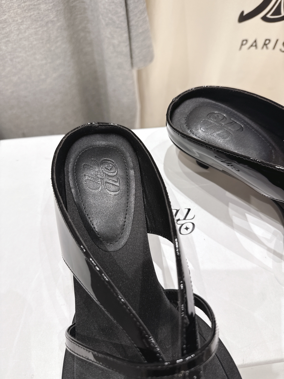 高版本出厂
  ODTD 小众潮牌 25ss/ 春夏新款小金球系列 猫跟夹脚拖鞋
超级美鞋极简线条感拖鞋