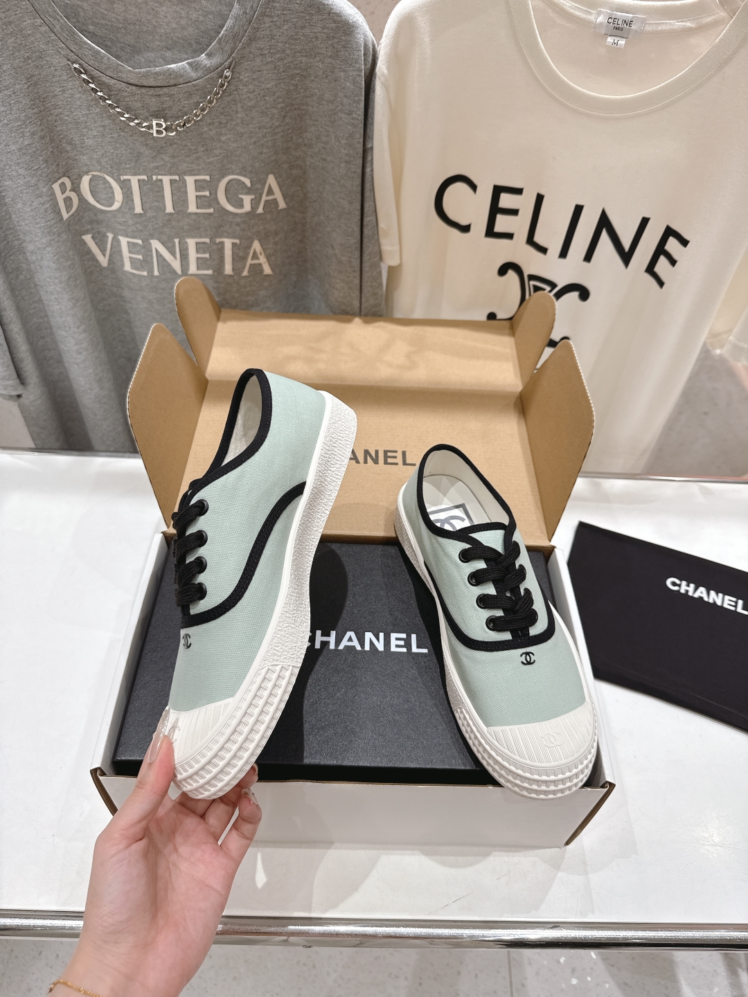 高版本出厂  
  Chanel* 小香2025ss最新休闲鞋，目前超级流行的饼干鞋
网红明星小红书狂追