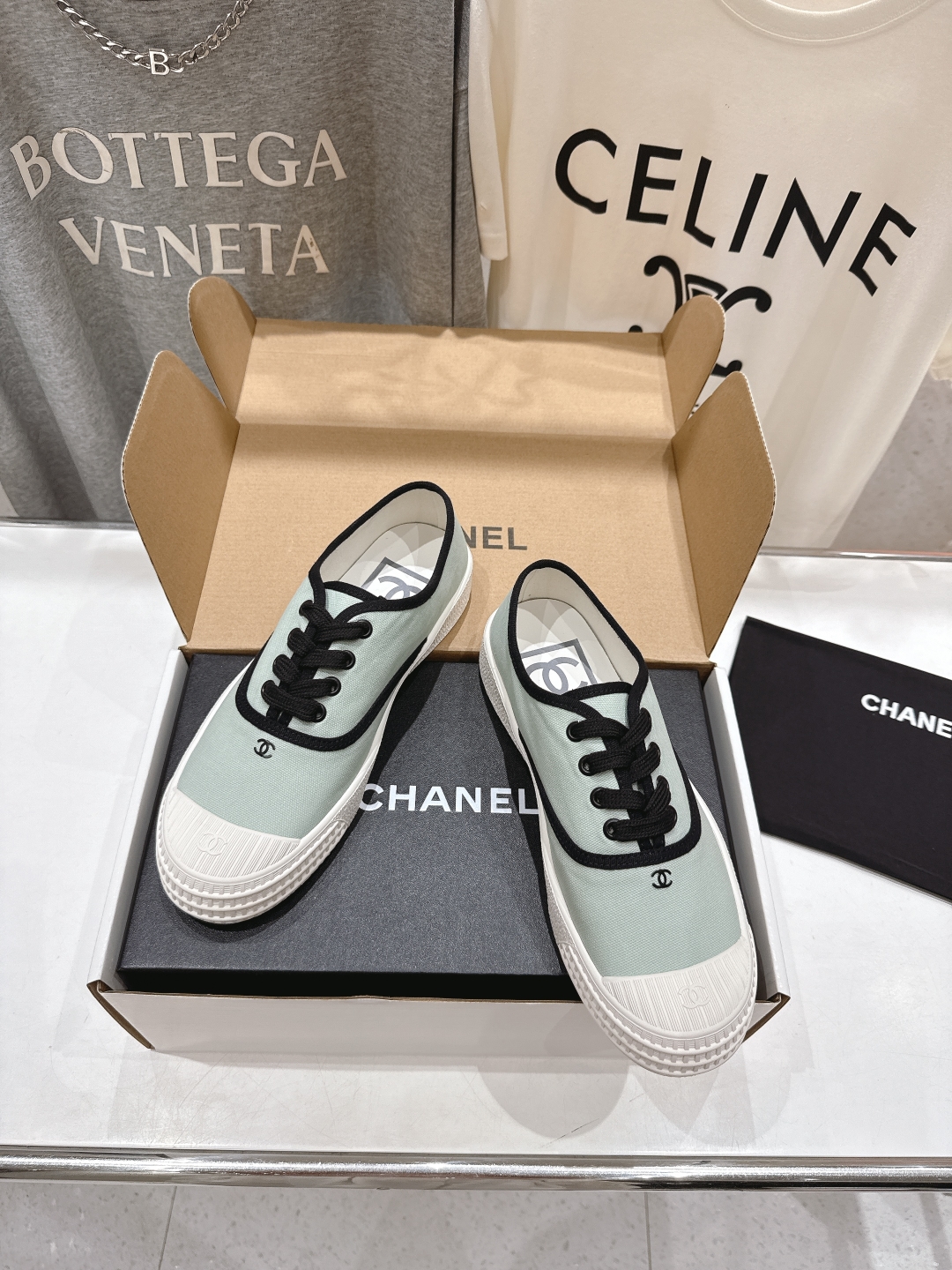 高版本出厂  
  Chanel* 小香2025ss最新休闲鞋，目前超级流行的饼干鞋
网红明星小红书狂追