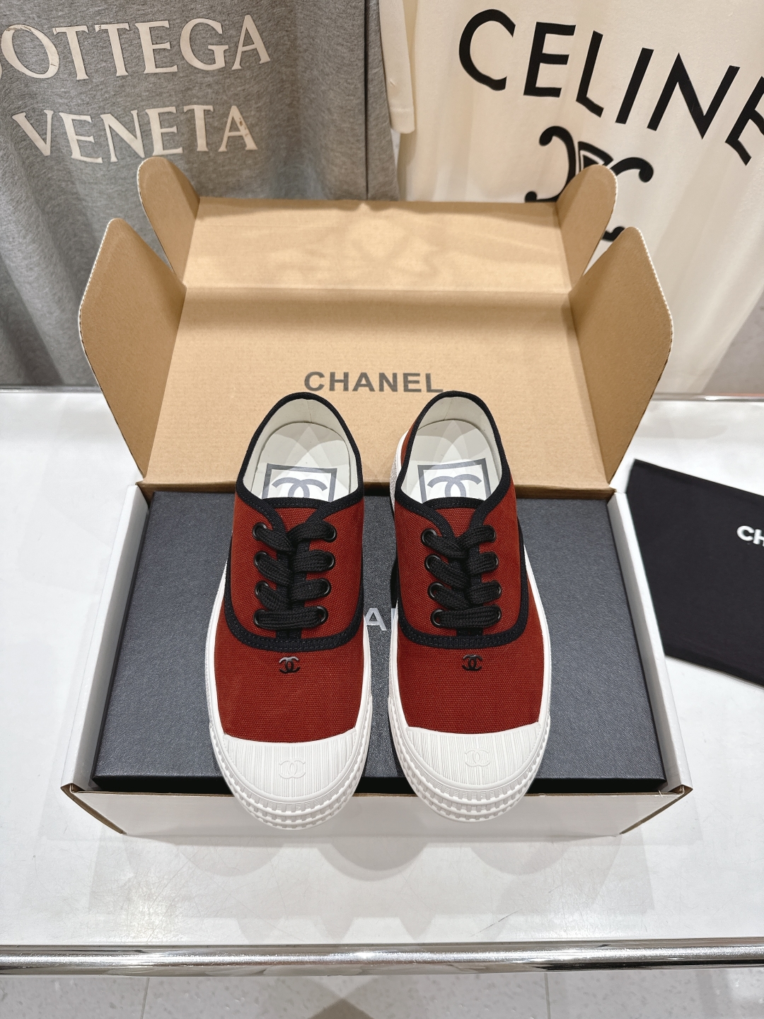 高版本出厂  
  Chanel* 小香2025ss最新休闲鞋，目前超级流行的饼干鞋
网红明星小红书狂追
