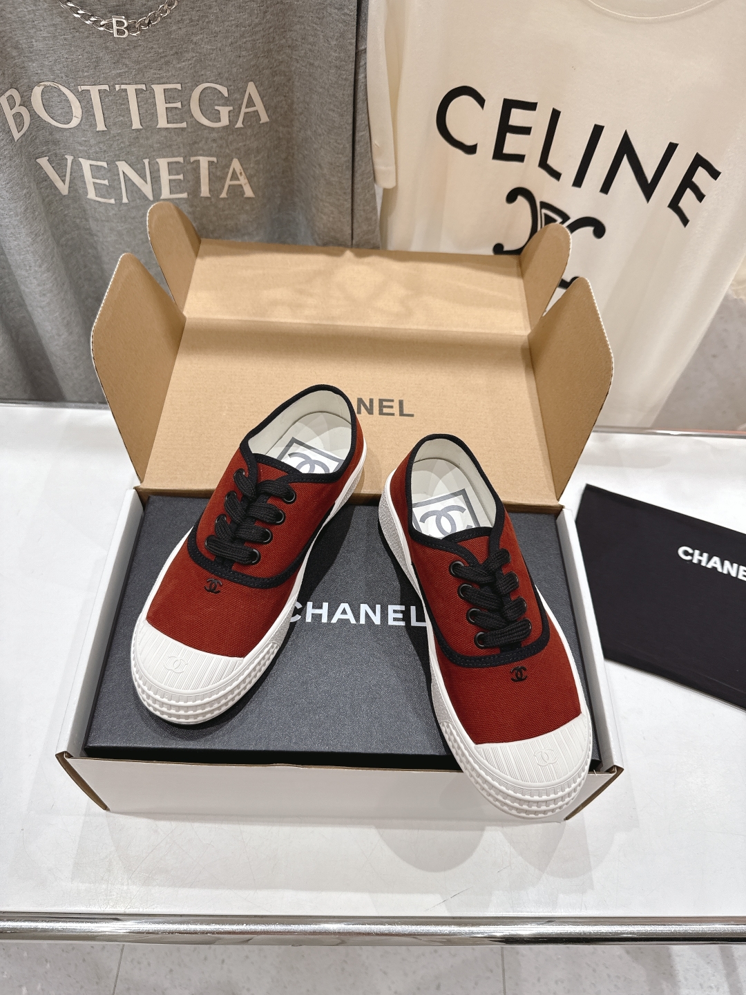高版本出厂  
  Chanel* 小香2025ss最新休闲鞋，目前超级流行的饼干鞋
网红明星小红书狂追