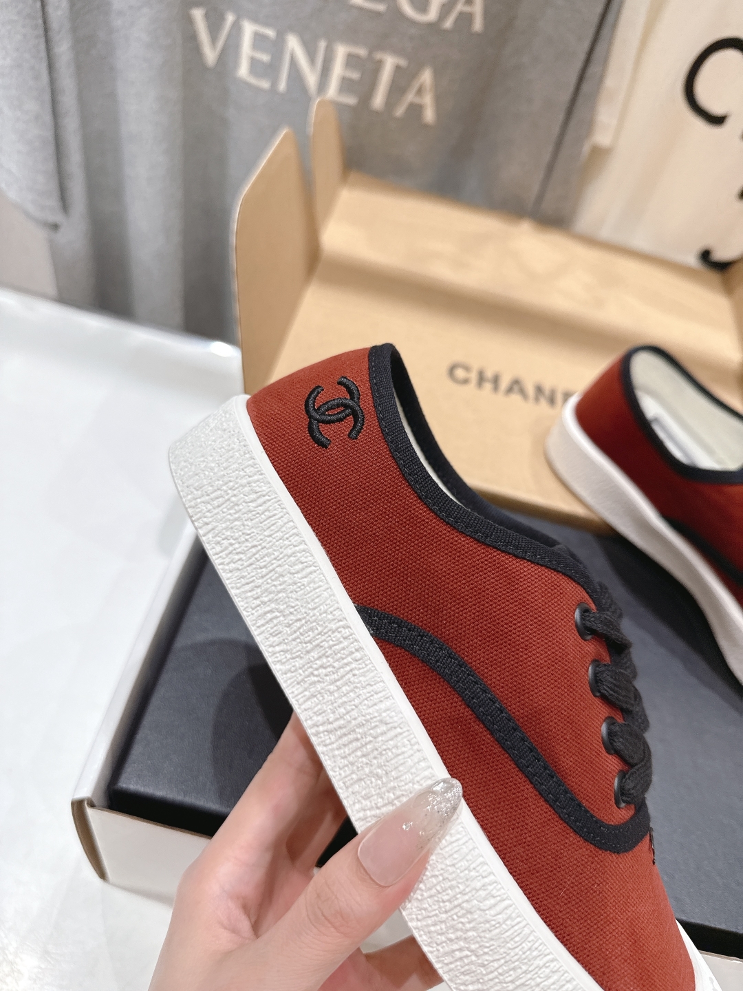 高版本出厂  
  Chanel* 小香2025ss最新休闲鞋，目前超级流行的饼干鞋
网红明星小红书狂追
