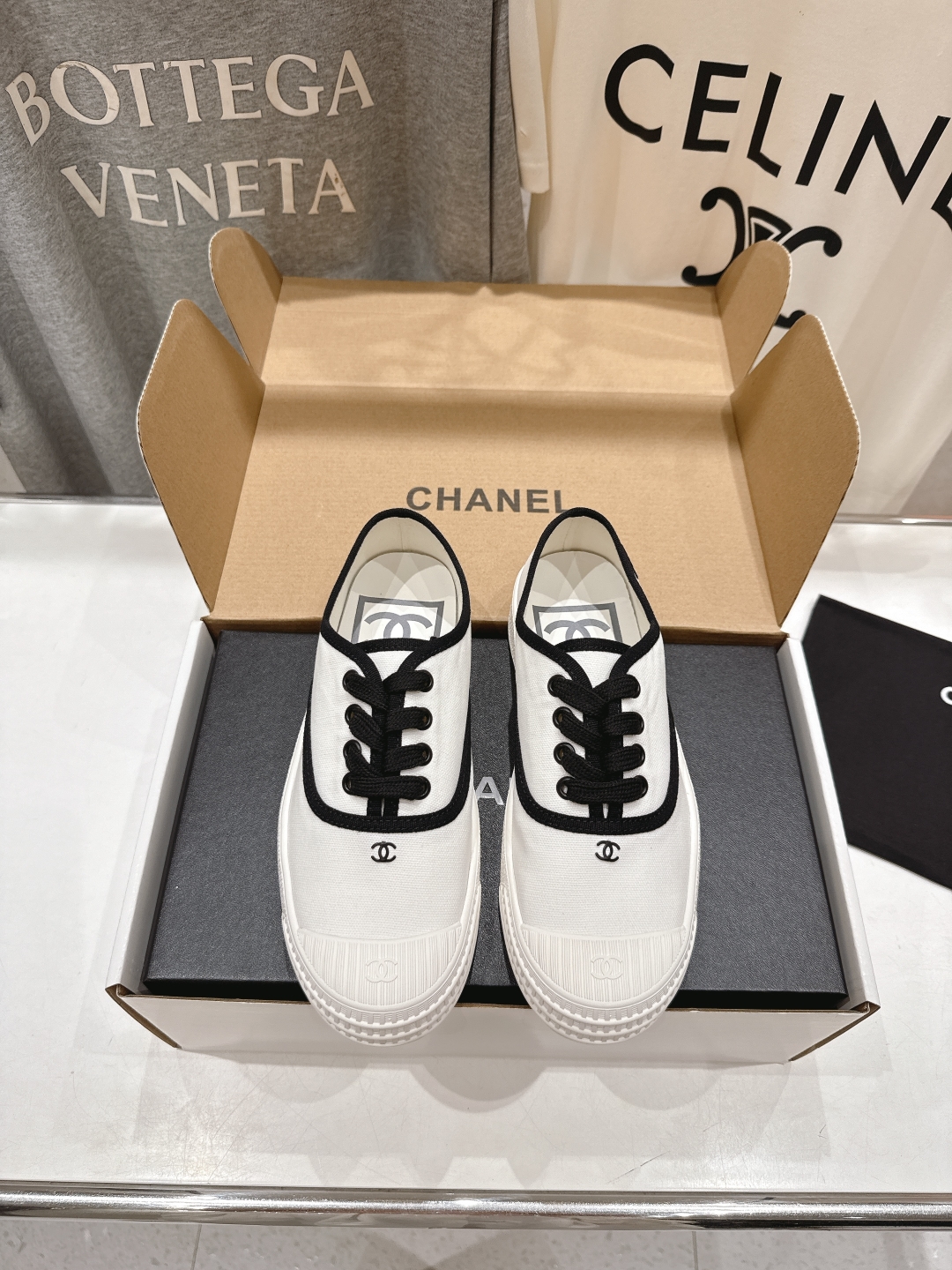 高版本出厂  
  Chanel* 小香2025ss最新休闲鞋，目前超级流行的饼干鞋
网红明星小红书狂追