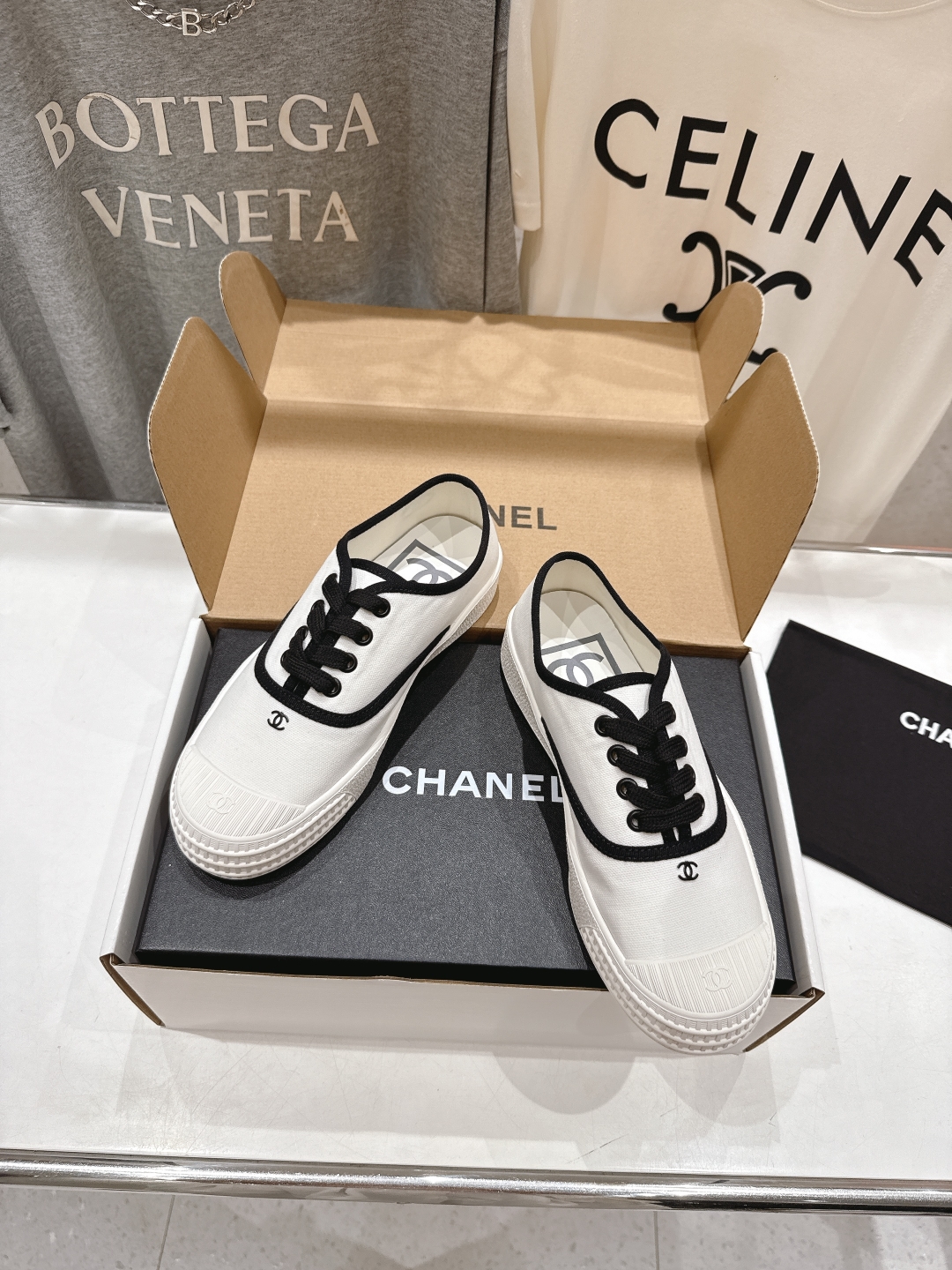 高版本出厂  
  Chanel* 小香2025ss最新休闲鞋，目前超级流行的饼干鞋
网红明星小红书狂追