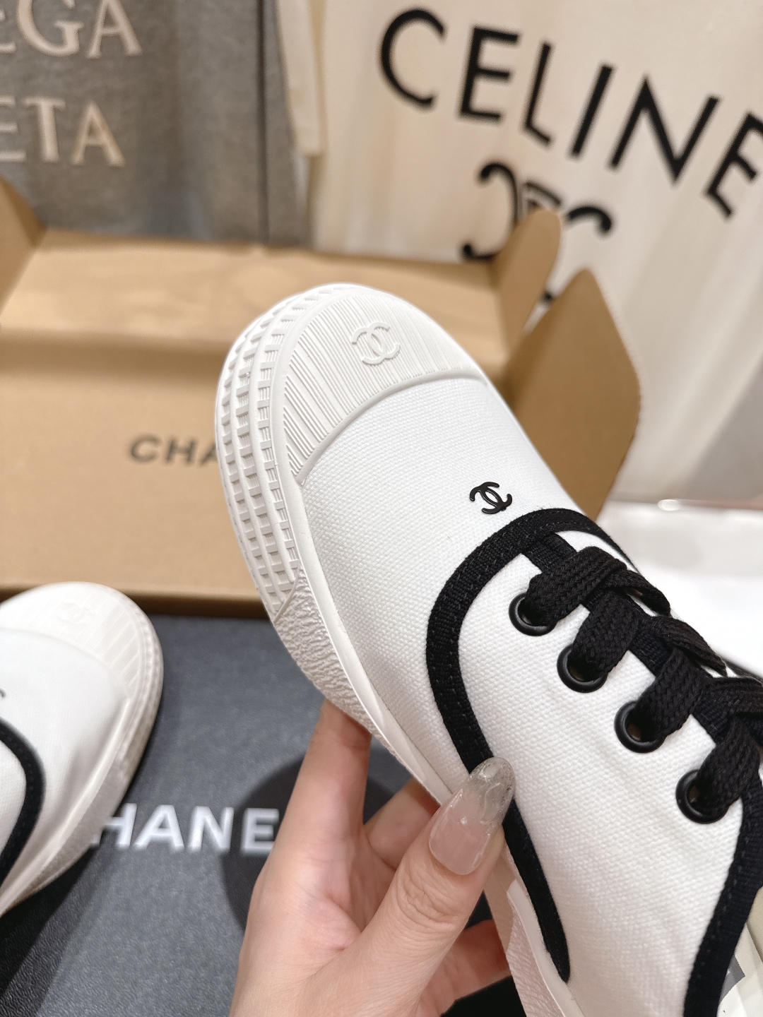 高版本出厂  
  Chanel* 小香2025ss最新休闲鞋，目前超级流行的饼干鞋
网红明星小红书狂追