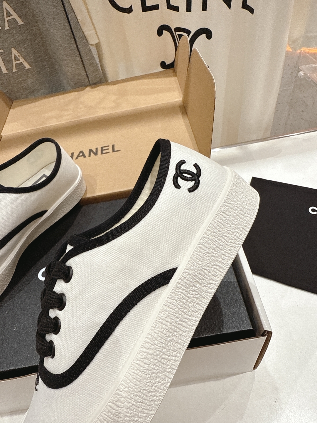 高版本出厂  
  Chanel* 小香2025ss最新休闲鞋，目前超级流行的饼干鞋
网红明星小红书狂追