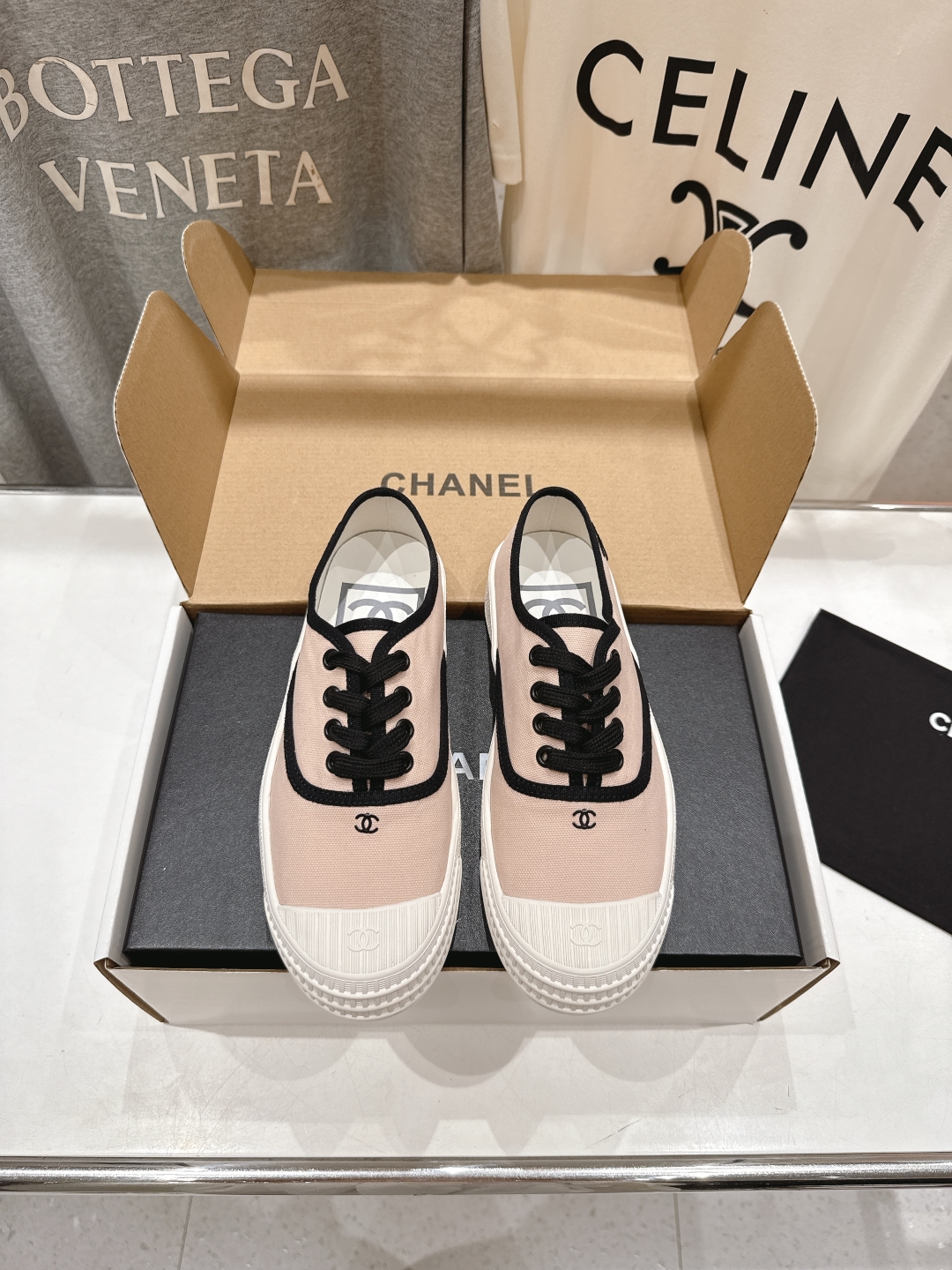 高版本出厂  
  Chanel* 小香2025ss最新休闲鞋，目前超级流行的饼干鞋
网红明星小红书狂追