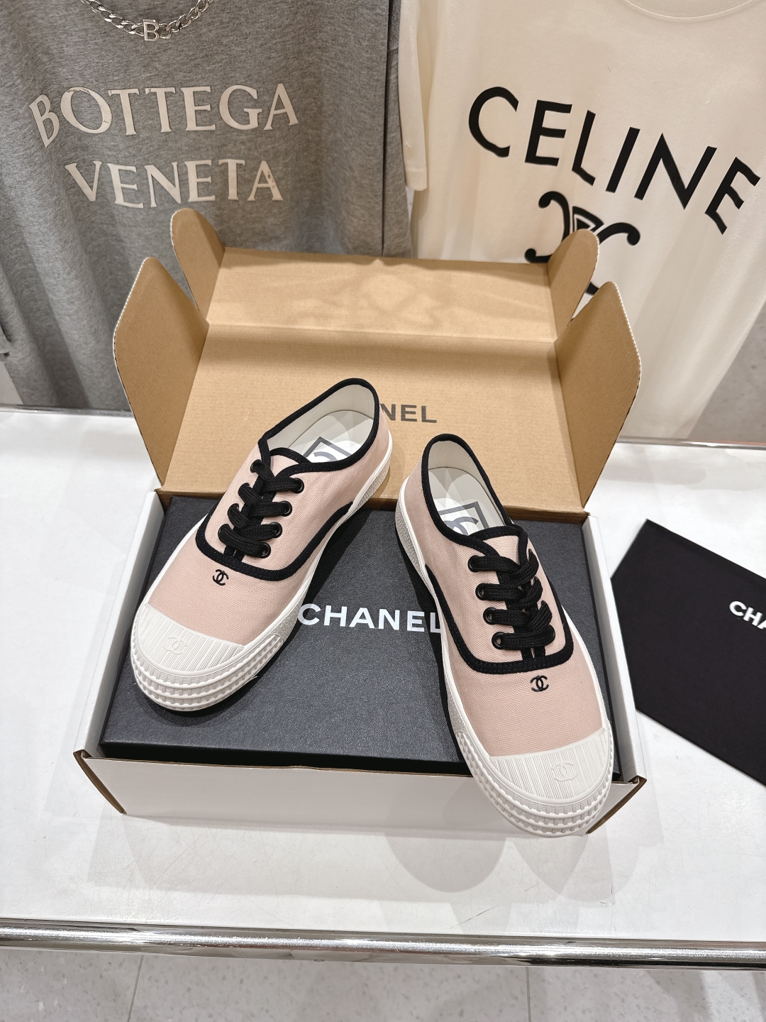 高版本出厂  
  Chanel* 小香2025ss最新休闲鞋，目前超级流行的饼干鞋
网红明星小红书狂追