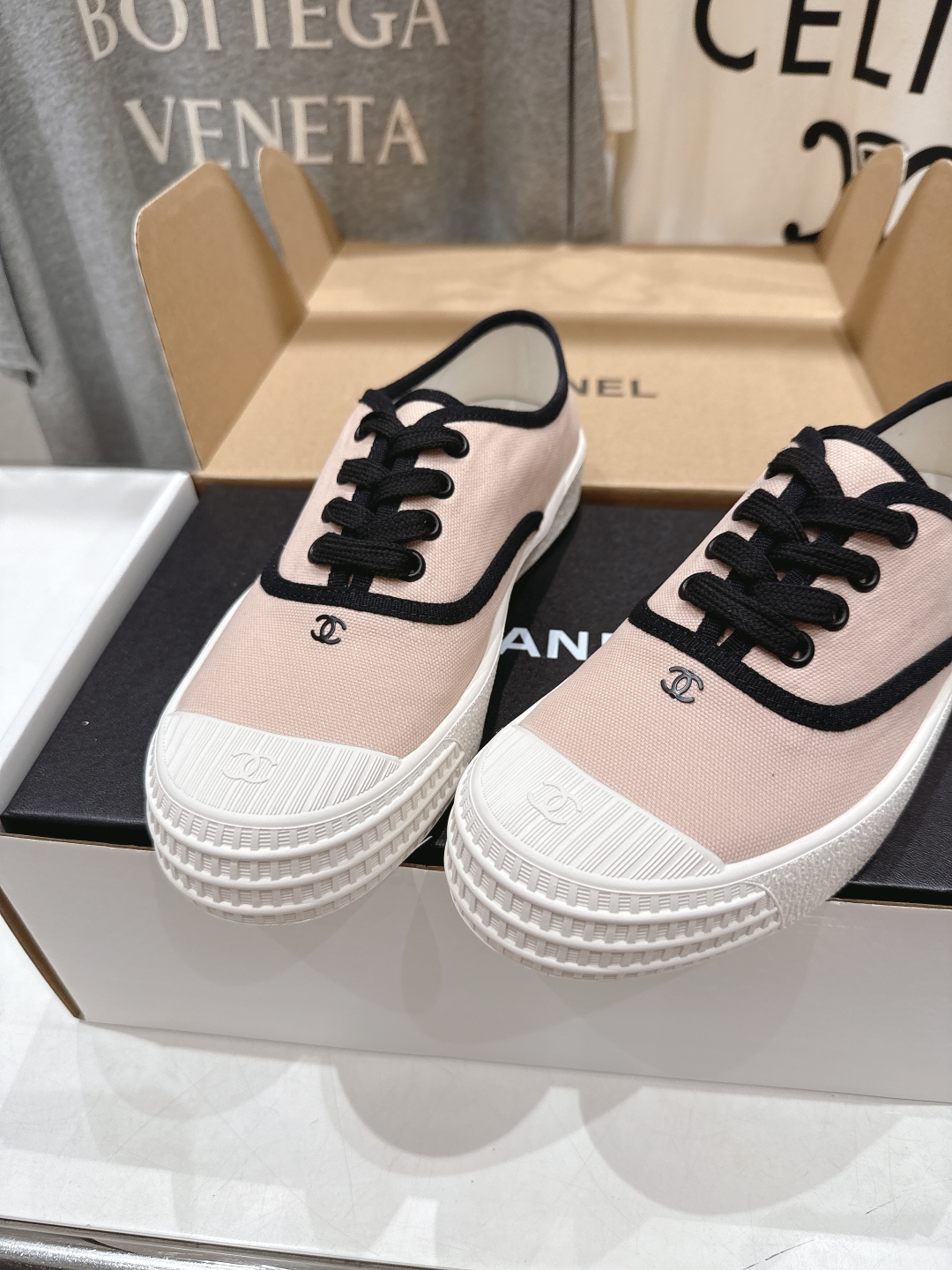 高版本出厂  
  Chanel* 小香2025ss最新休闲鞋，目前超级流行的饼干鞋
网红明星小红书狂追