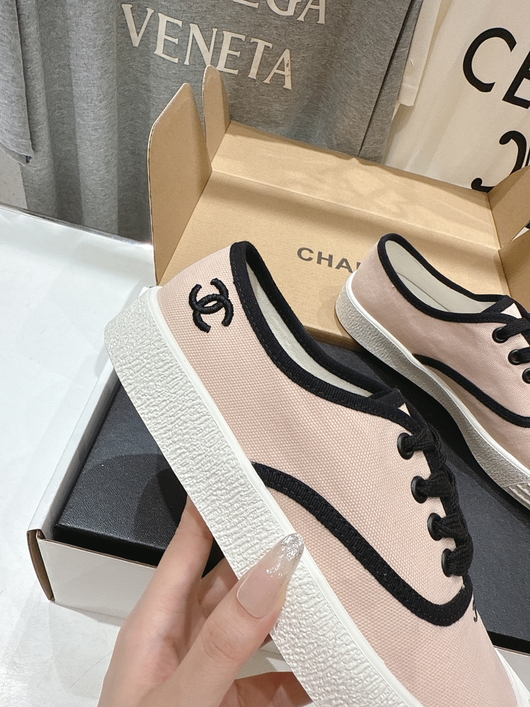 高版本出厂  
  Chanel* 小香2025ss最新休闲鞋，目前超级流行的饼干鞋
网红明星小红书狂追