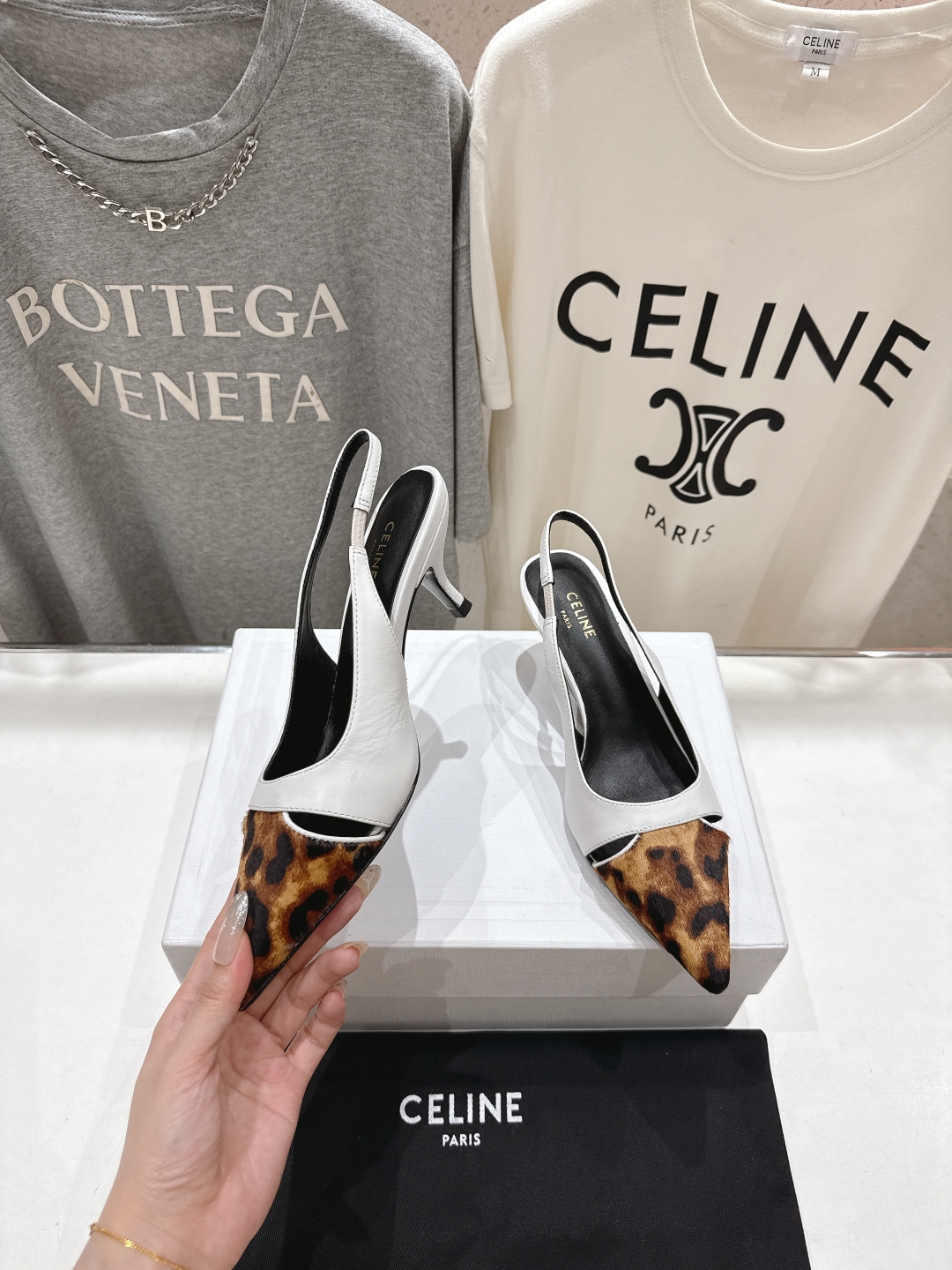 高版本出厂
CELINE/赛琳2025ss夏季新品简易尖头高跟凉鞋～
复古简约又时尚 上脚舒适.百搭.显