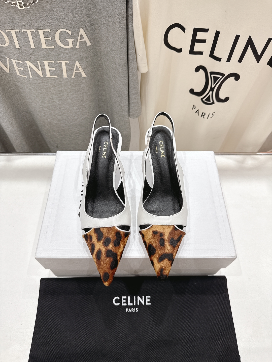 高版本出厂
CELINE/赛琳2025ss夏季新品简易尖头高跟凉鞋～
复古简约又时尚 上脚舒适.百搭.显