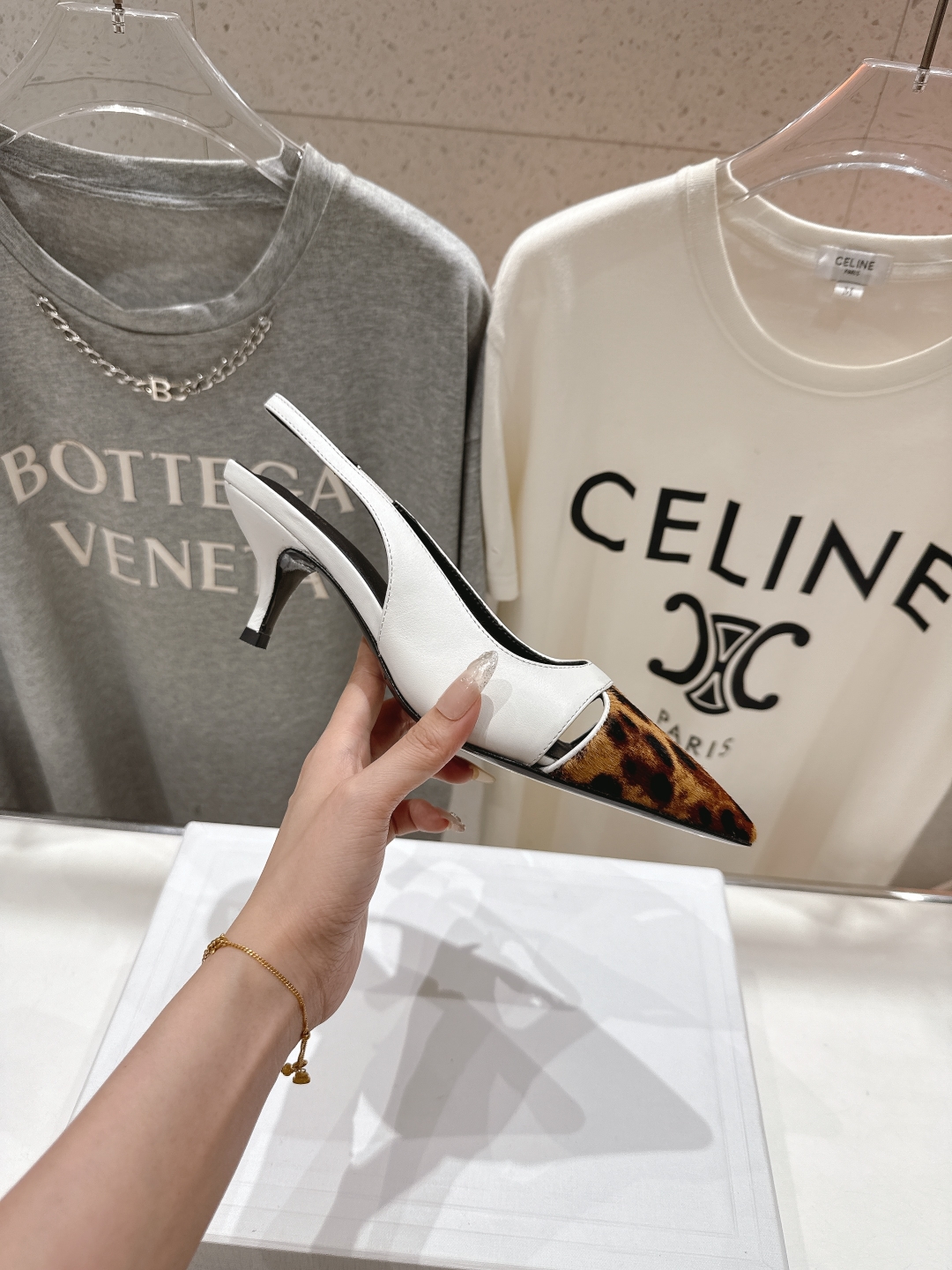 高版本出厂
CELINE/赛琳2025ss夏季新品简易尖头高跟凉鞋～
复古简约又时尚 上脚舒适.百搭.显