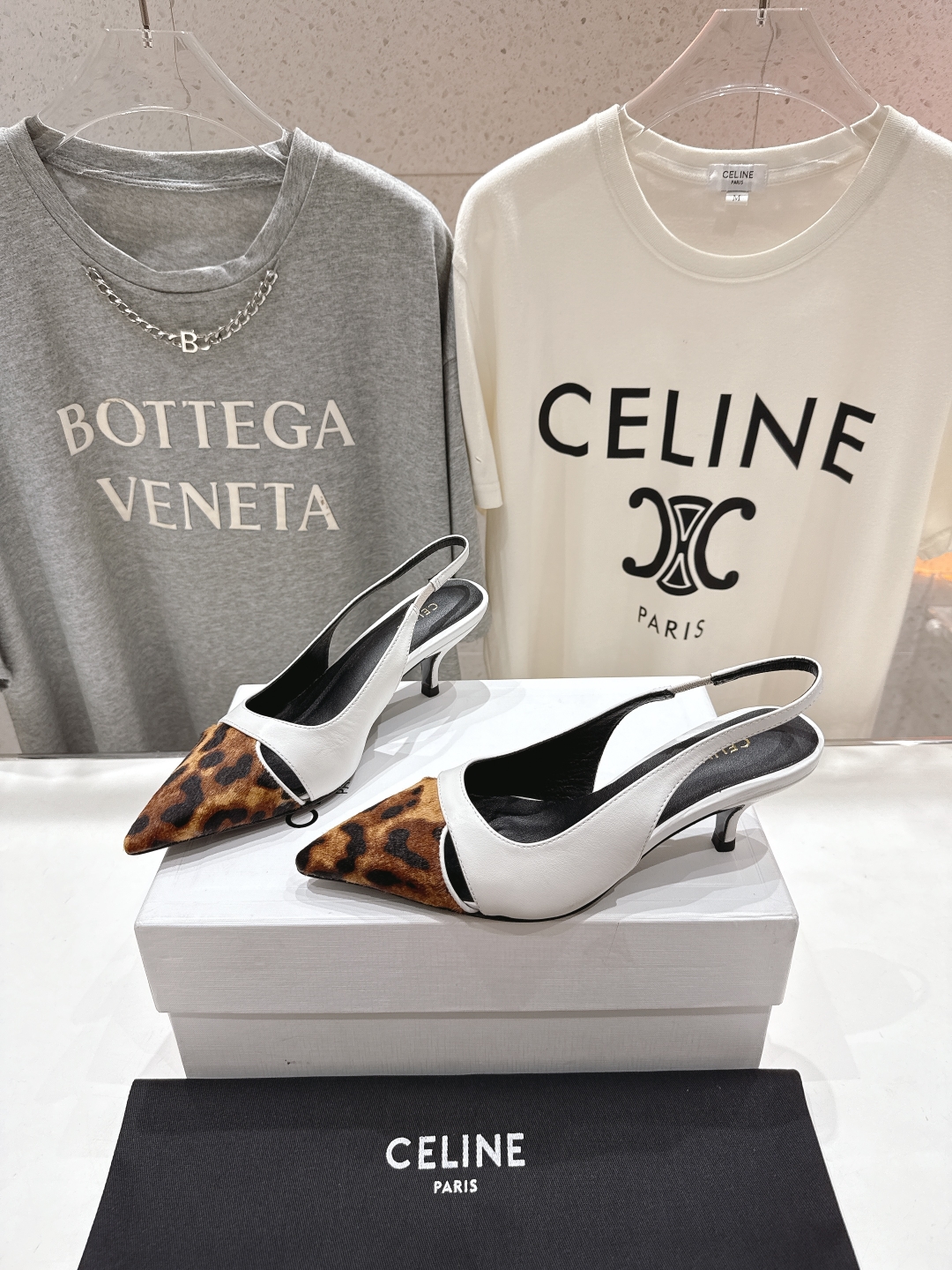 高版本出厂
CELINE/赛琳2025ss夏季新品简易尖头高跟凉鞋～
复古简约又时尚 上脚舒适.百搭.显