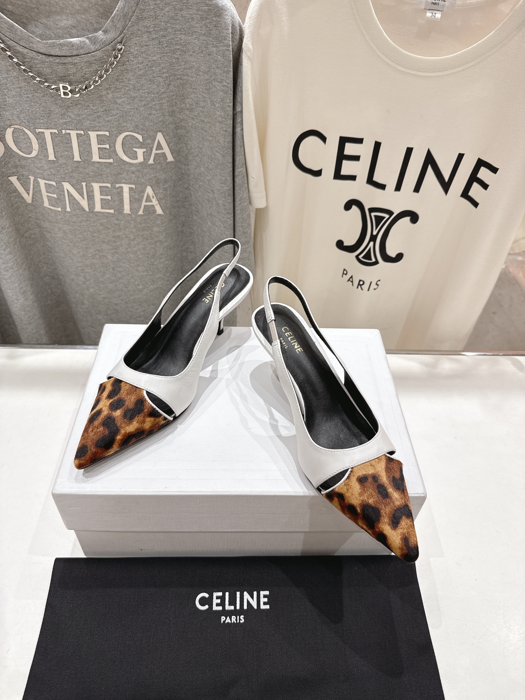 高版本出厂
CELINE/赛琳2025ss夏季新品简易尖头高跟凉鞋～
复古简约又时尚 上脚舒适.百搭.显