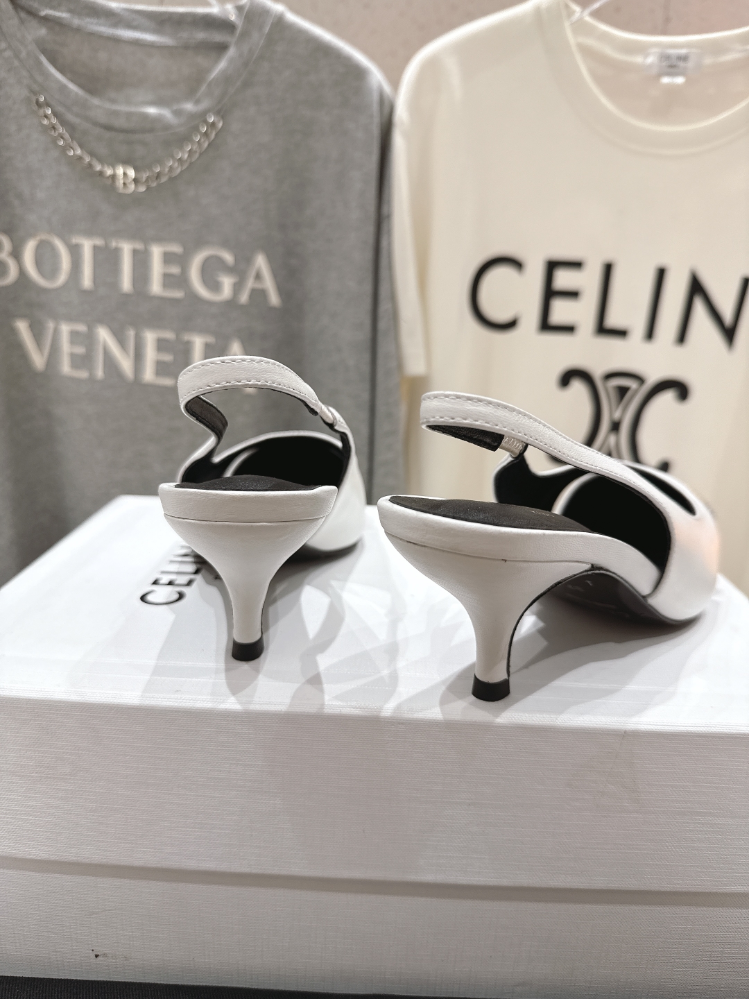 高版本出厂
CELINE/赛琳2025ss夏季新品简易尖头高跟凉鞋～
复古简约又时尚 上脚舒适.百搭.显