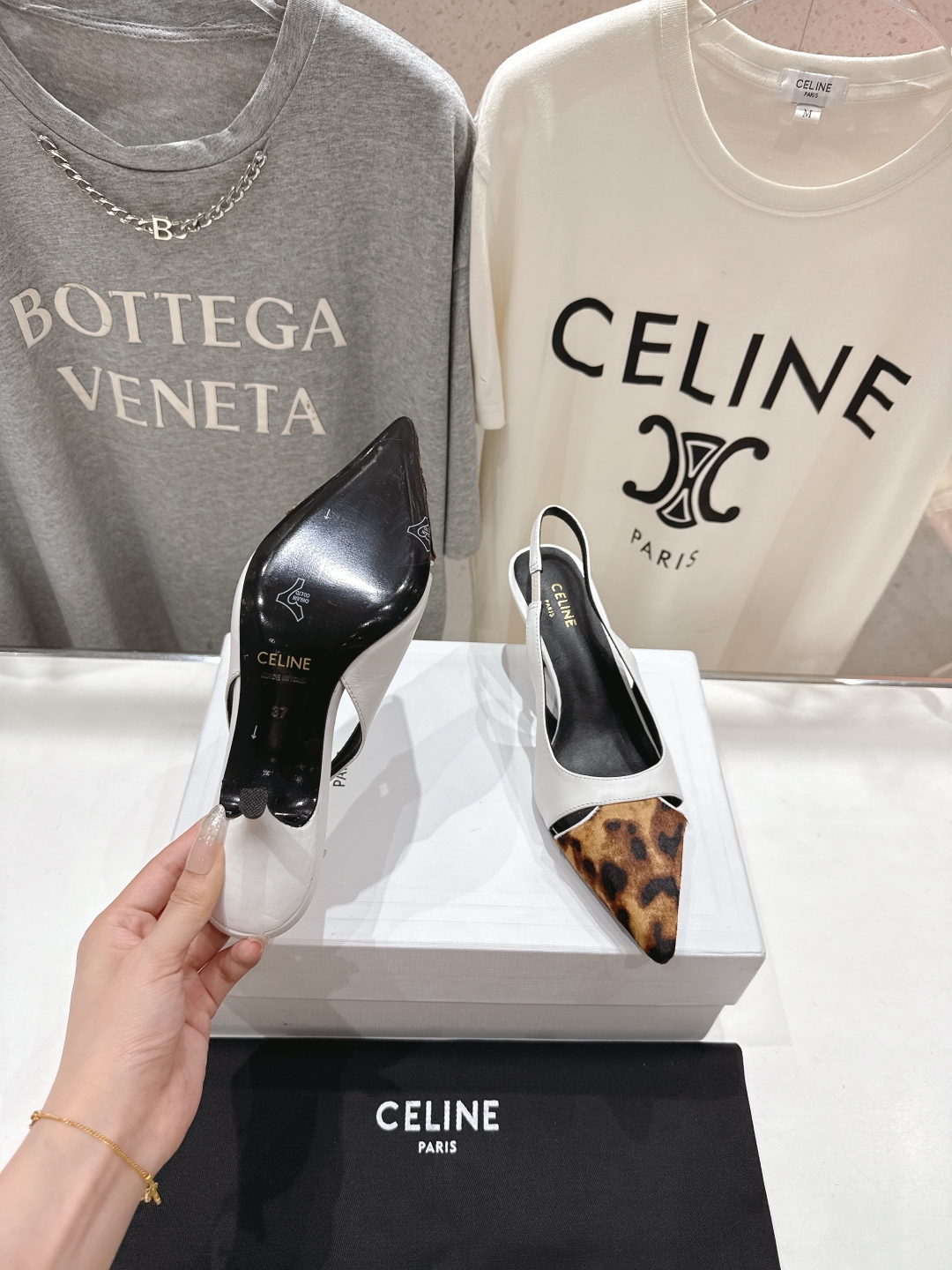 高版本出厂
CELINE/赛琳2025ss夏季新品简易尖头高跟凉鞋～
复古简约又时尚 上脚舒适.百搭.显