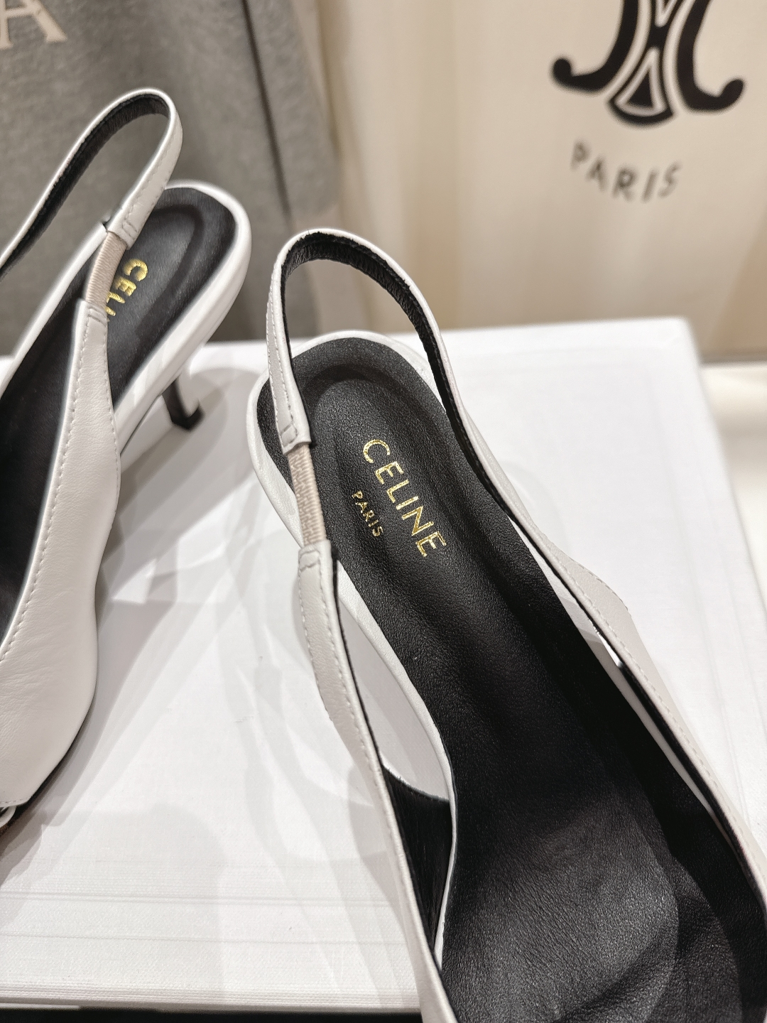 高版本出厂
CELINE/赛琳2025ss夏季新品简易尖头高跟凉鞋～
复古简约又时尚 上脚舒适.百搭.显