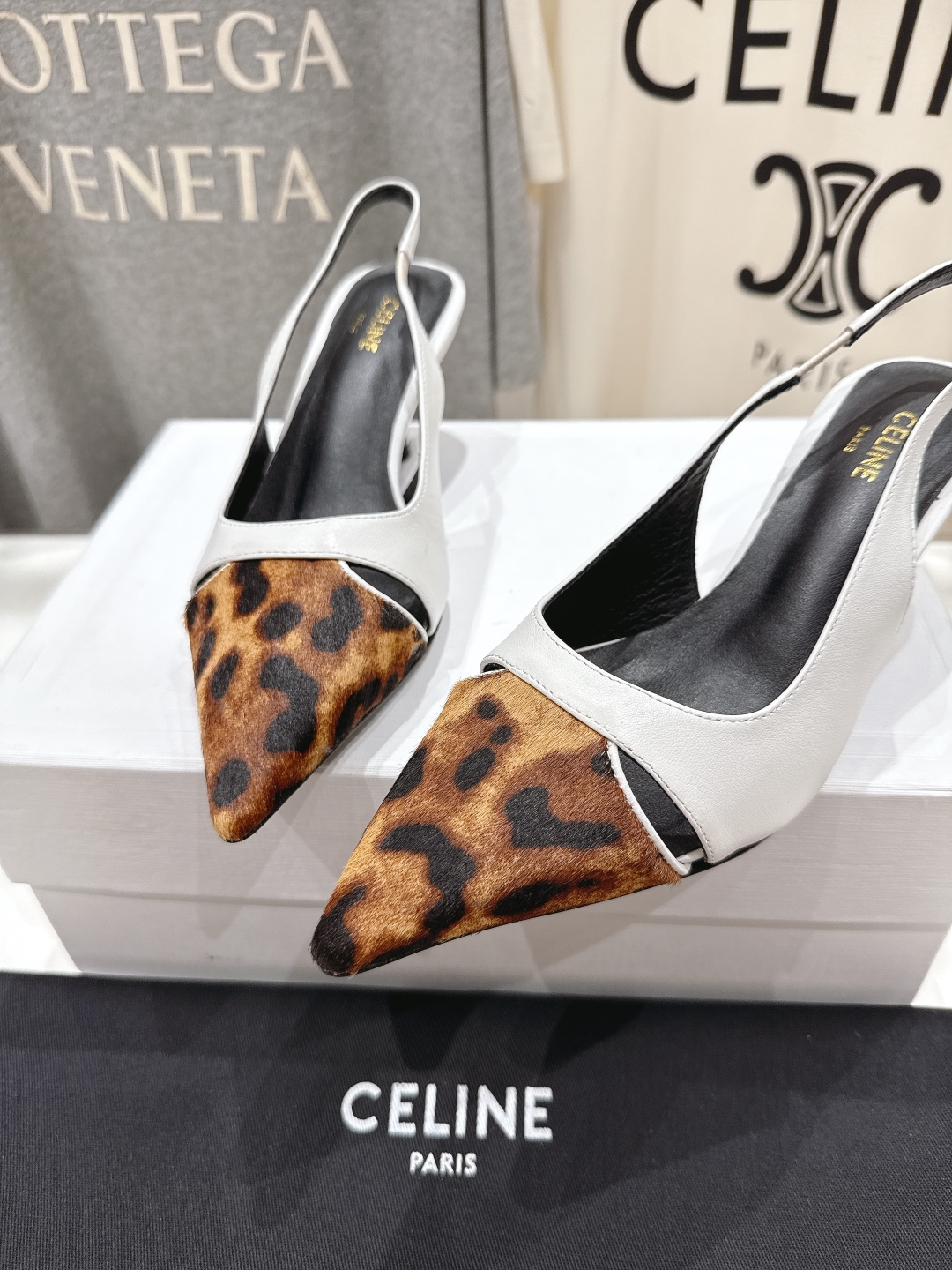 高版本出厂
CELINE/赛琳2025ss夏季新品简易尖头高跟凉鞋～
复古简约又时尚 上脚舒适.百搭.显