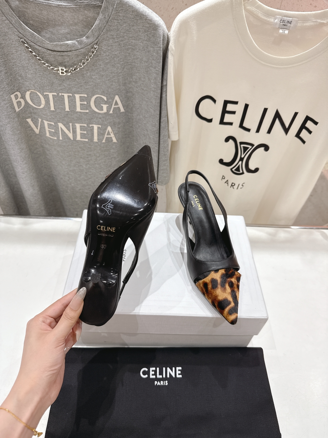 高版本出厂
CELINE/赛琳2025ss夏季新品简易尖头高跟凉鞋～
复古简约又时尚 上脚舒适.百搭.显