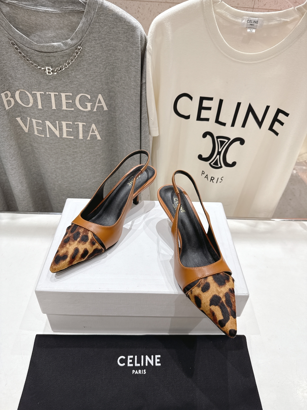 高版本出厂
CELINE/赛琳2025ss夏季新品简易尖头高跟凉鞋～
复古简约又时尚 上脚舒适.百搭.显