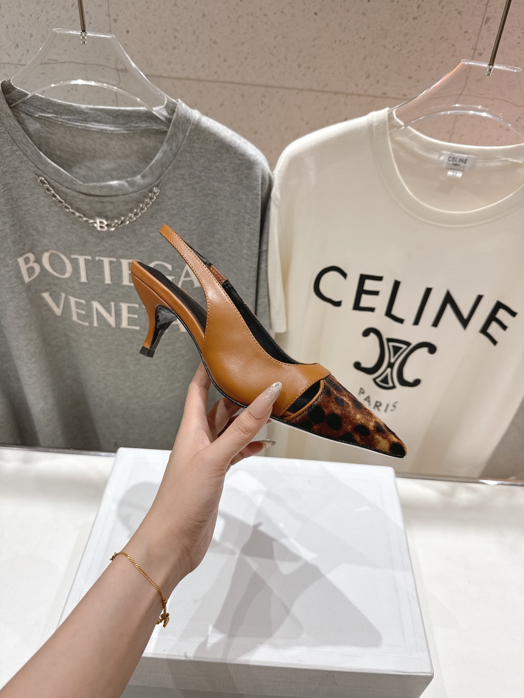 高版本出厂
CELINE/赛琳2025ss夏季新品简易尖头高跟凉鞋～
复古简约又时尚 上脚舒适.百搭.显