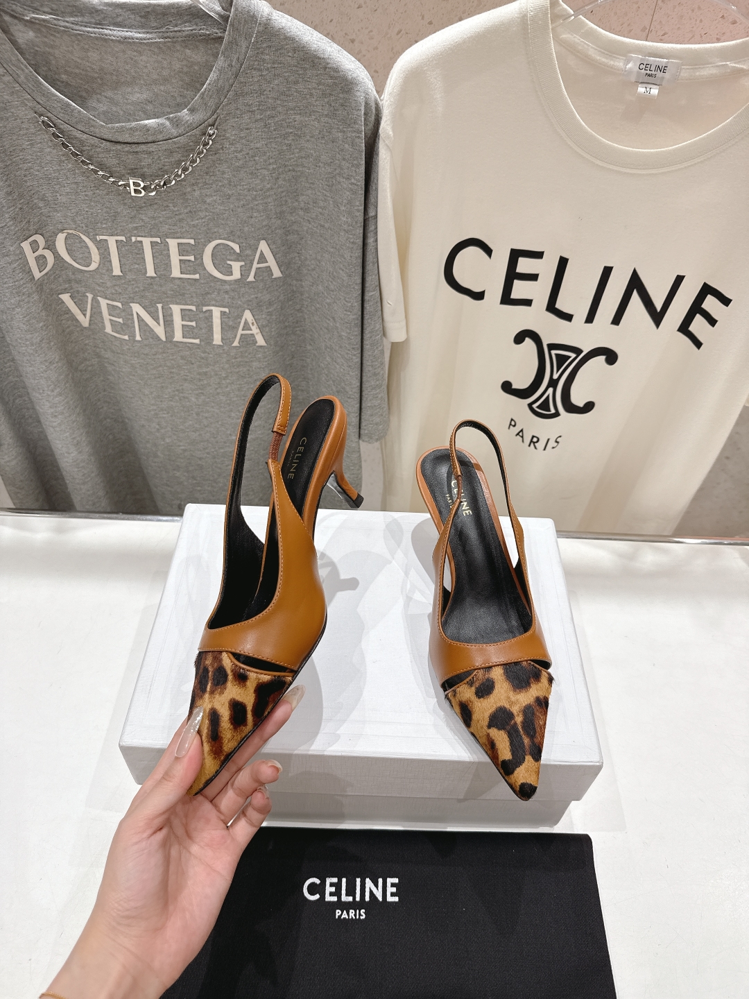 高版本出厂
CELINE/赛琳2025ss夏季新品简易尖头高跟凉鞋～
复古简约又时尚 上脚舒适.百搭.显