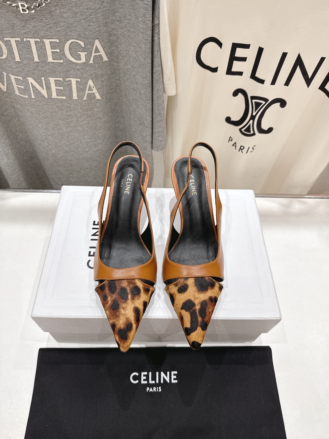 高版本出厂
CELINE/赛琳2025ss夏季新品简易尖头高跟凉鞋～
复古简约又时尚 上脚舒适.百搭.显