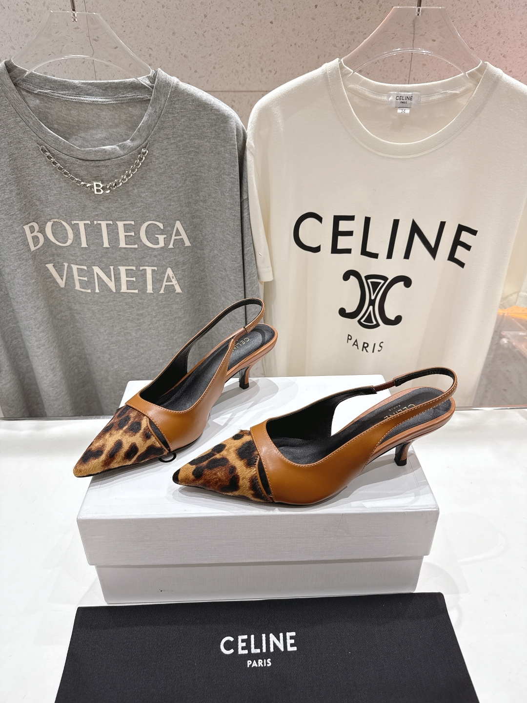 高版本出厂
CELINE/赛琳2025ss夏季新品简易尖头高跟凉鞋～
复古简约又时尚 上脚舒适.百搭.显