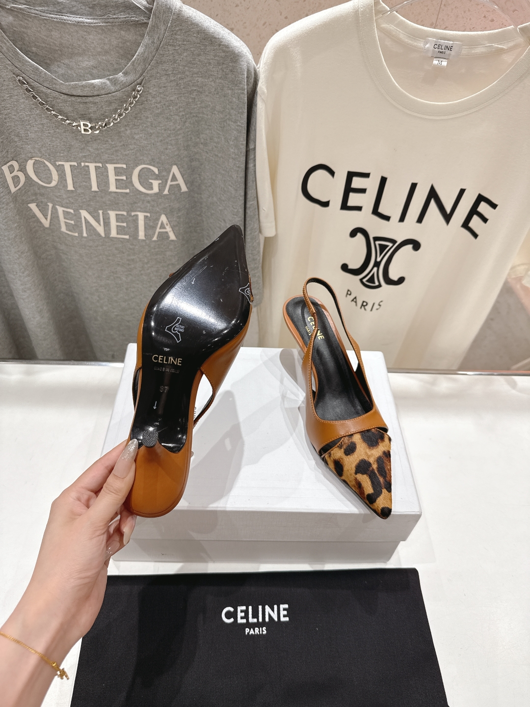 高版本出厂
CELINE/赛琳2025ss夏季新品简易尖头高跟凉鞋～
复古简约又时尚 上脚舒适.百搭.显