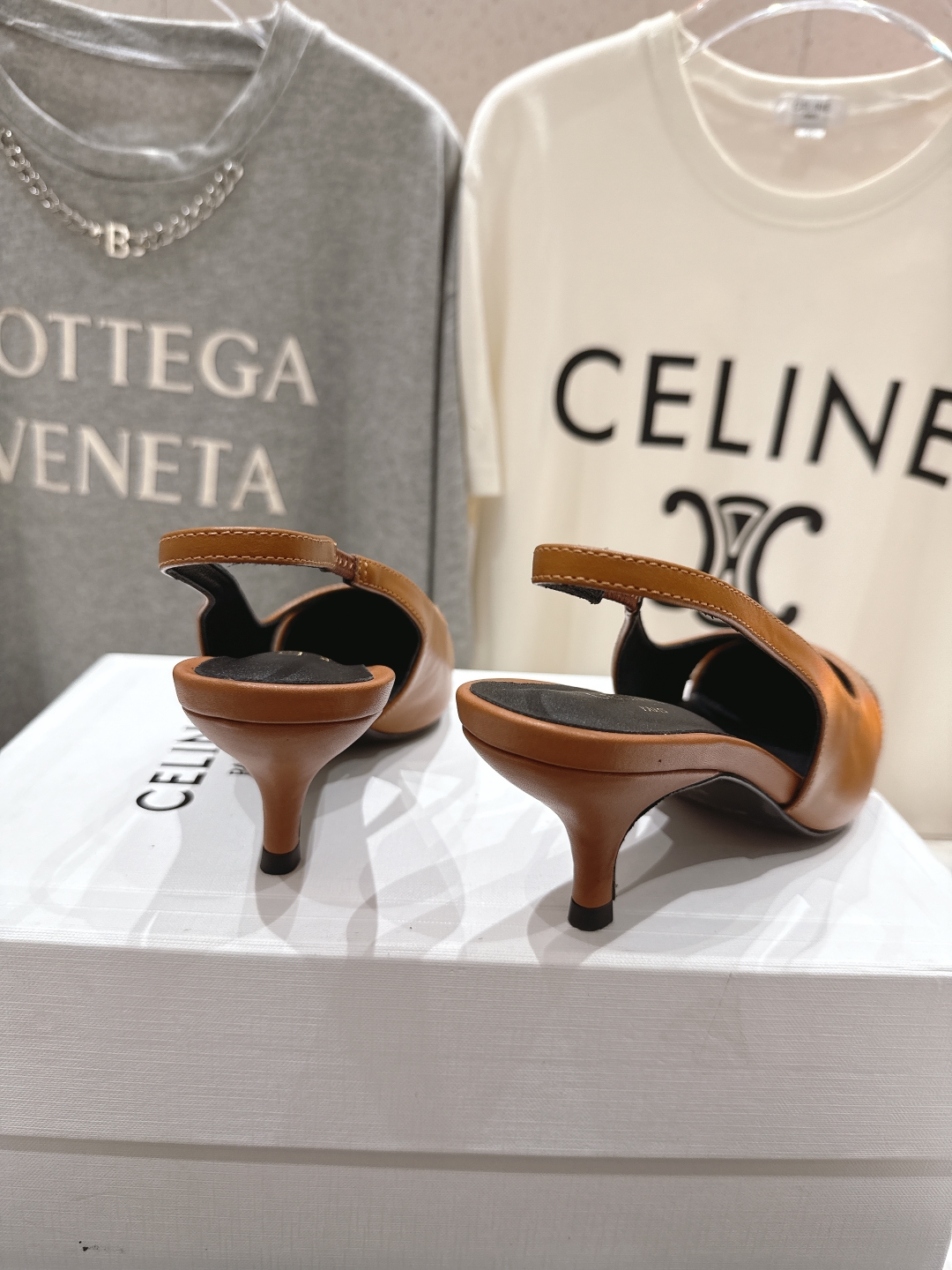 高版本出厂
CELINE/赛琳2025ss夏季新品简易尖头高跟凉鞋～
复古简约又时尚 上脚舒适.百搭.显